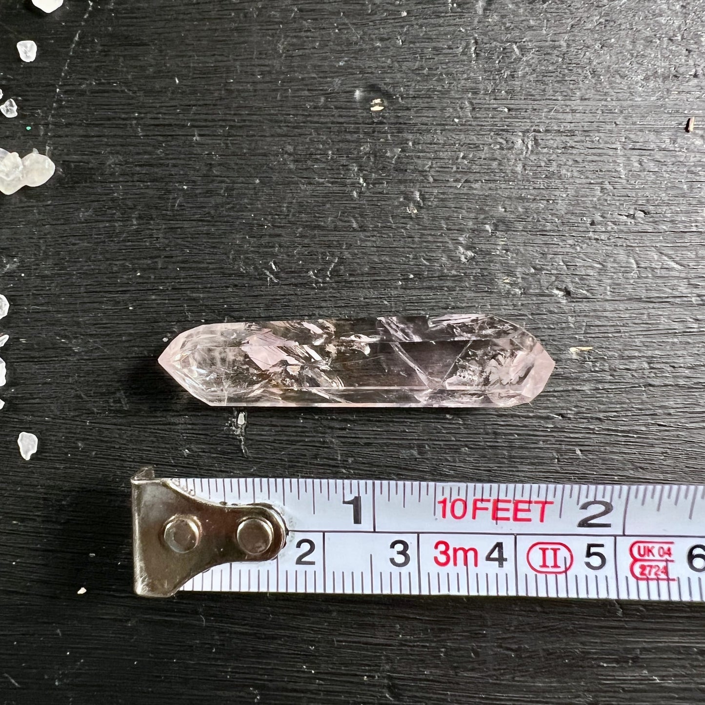 Bergkristall Doppelender | Fluorit Einschluss | Groessenvergleich Massband | ca 5cm | Happy Minerals