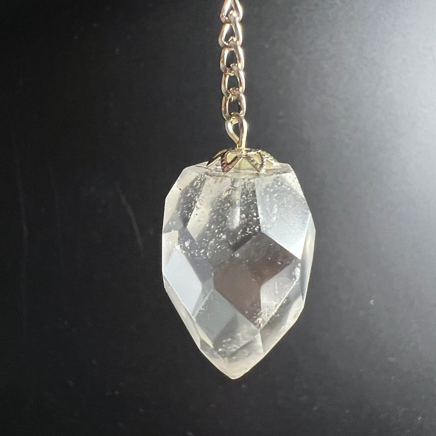 Bergkristall Pendel | hängend | goldene Kappe | funkelnde Facetten | schwarzer Hintergrund | Happy Minerals