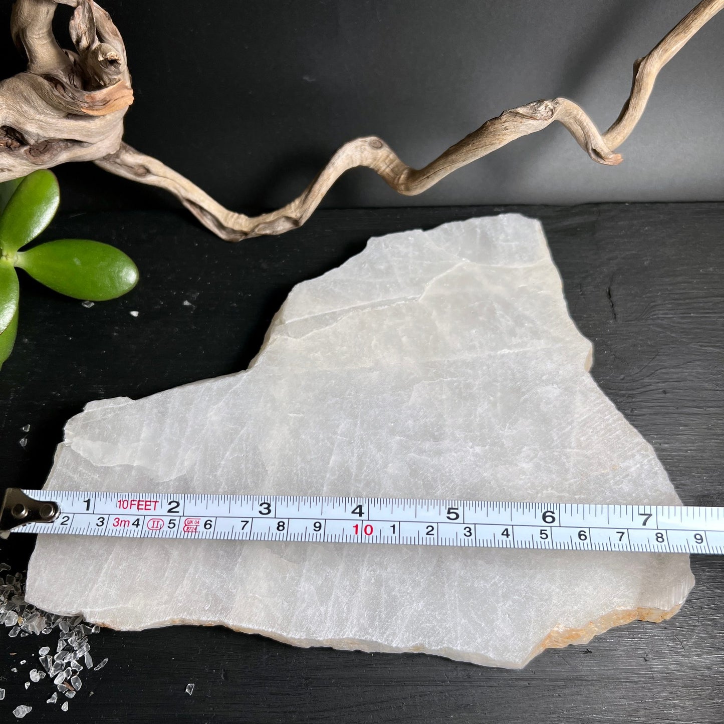 Bergkristall Platte mit Maßband | Brasilien | Größenvergleich | Naturkristall | Holzuntergrund | Deko | Happy Minerals