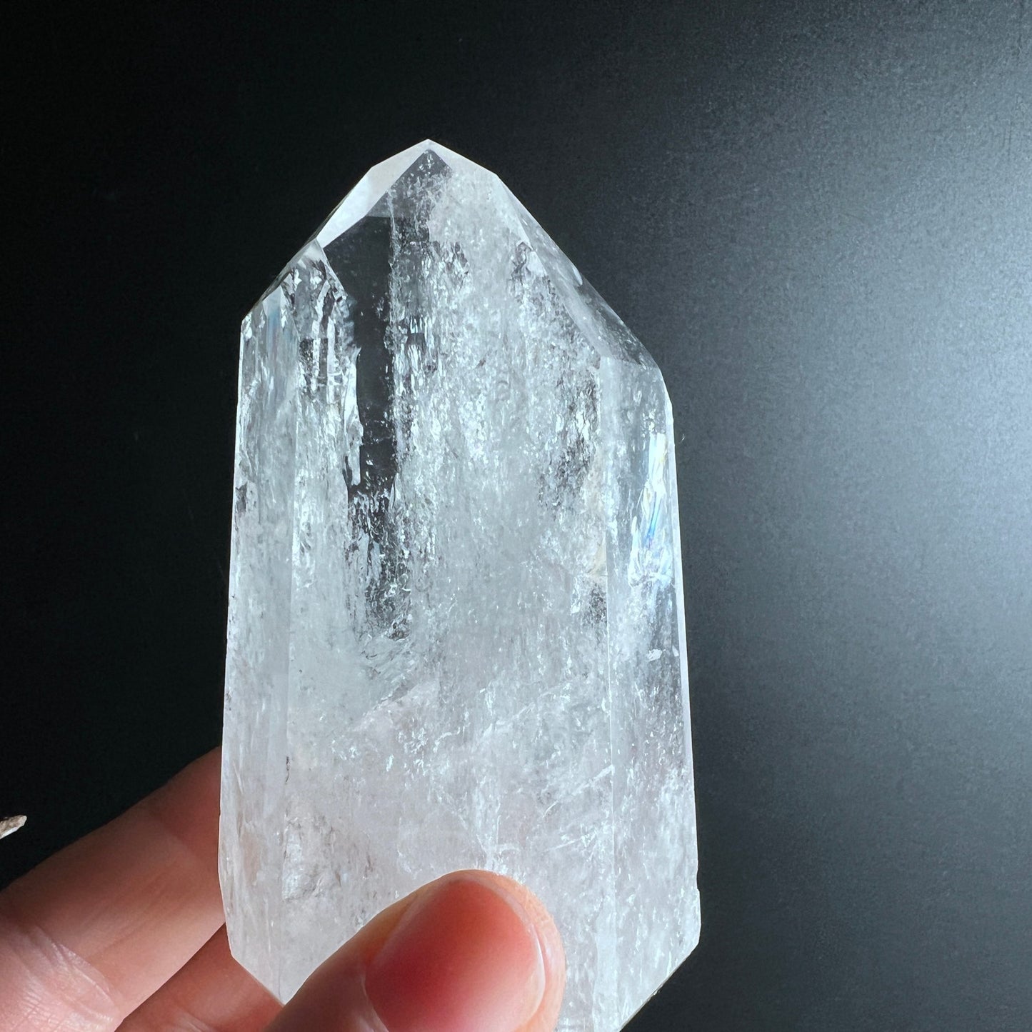 Bergkristall poliert | Brasilien Herkunft | transparente Spitze | Fingervergleich | klarer Quarz | Heilstein | Happy Minerals