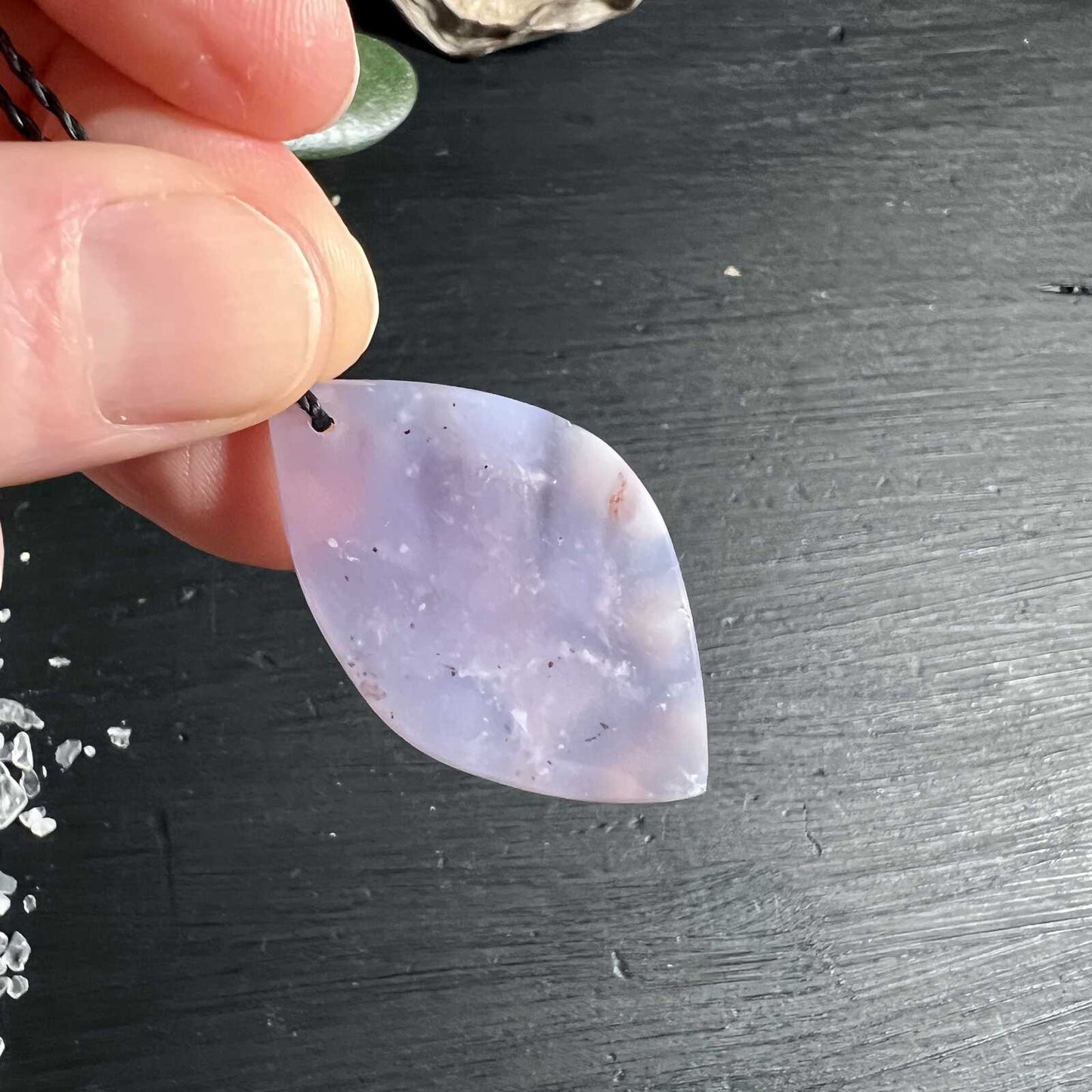 Chalcedon Lavendel Detailaufnahme Rückseite mit milchigen Schleiern | Natürliche Einschlüsse | Happy Minerals