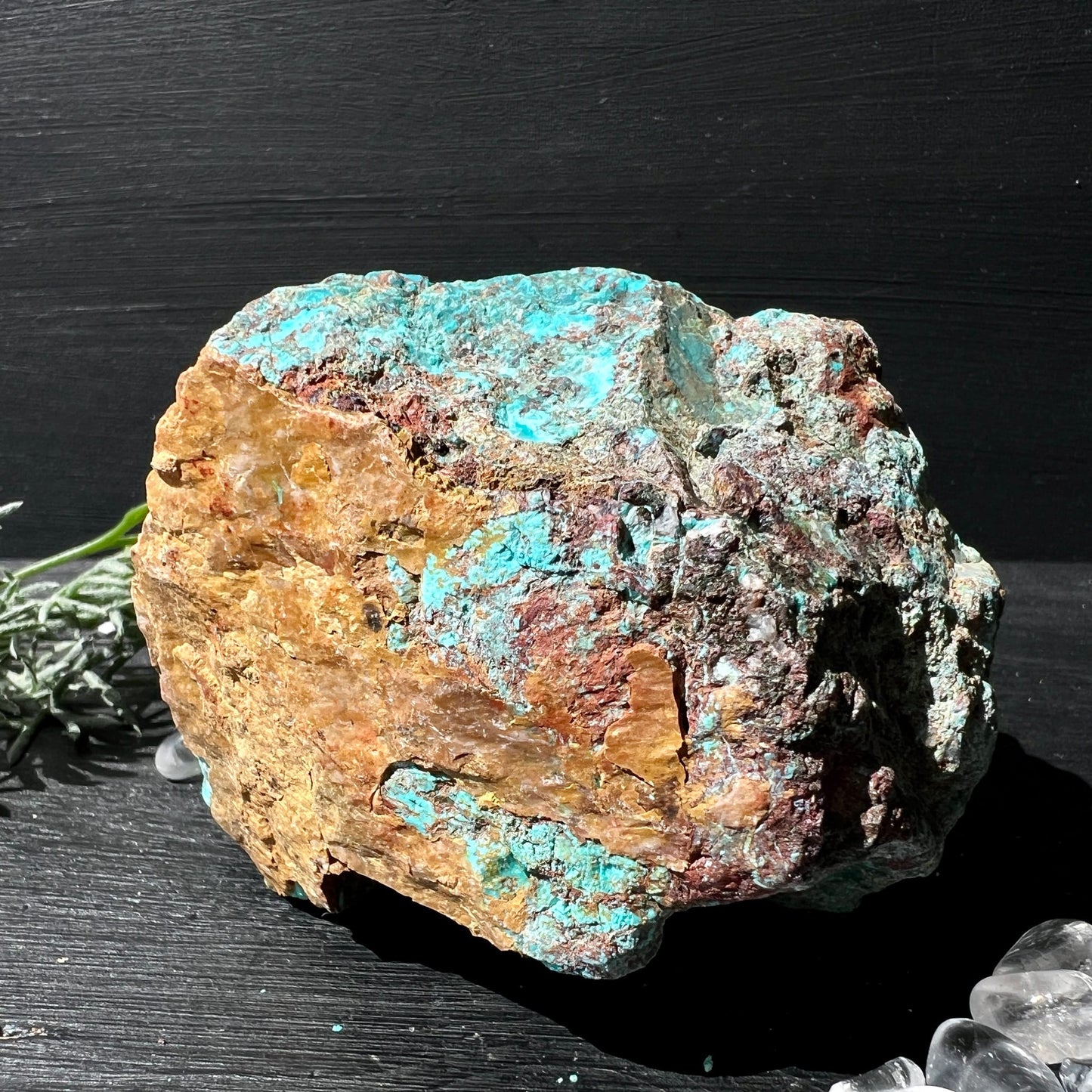 Chrysokoll Rohstein Peru | Rückseite | warme Ocker- & Rottöne | natürliche Maserung | Bergkristalle | Happy Minerals