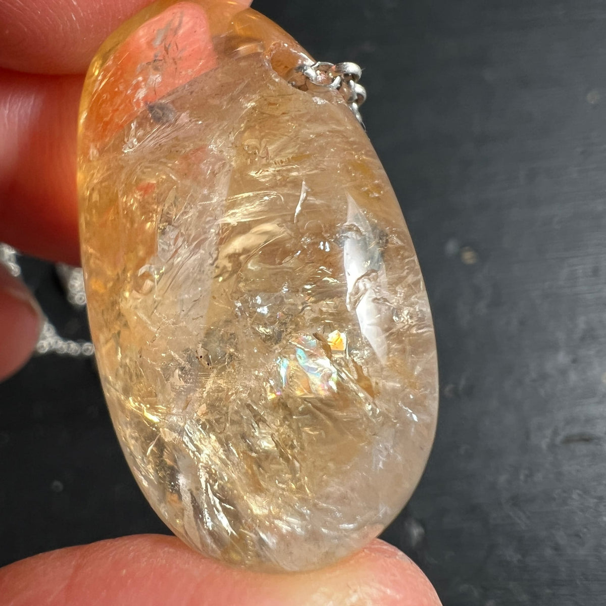 Citrin Tropfen Anhaenger honiggelb mit transparenten Faserstrukturen und Regenbogenglitzer, poliert | Happy Minerals