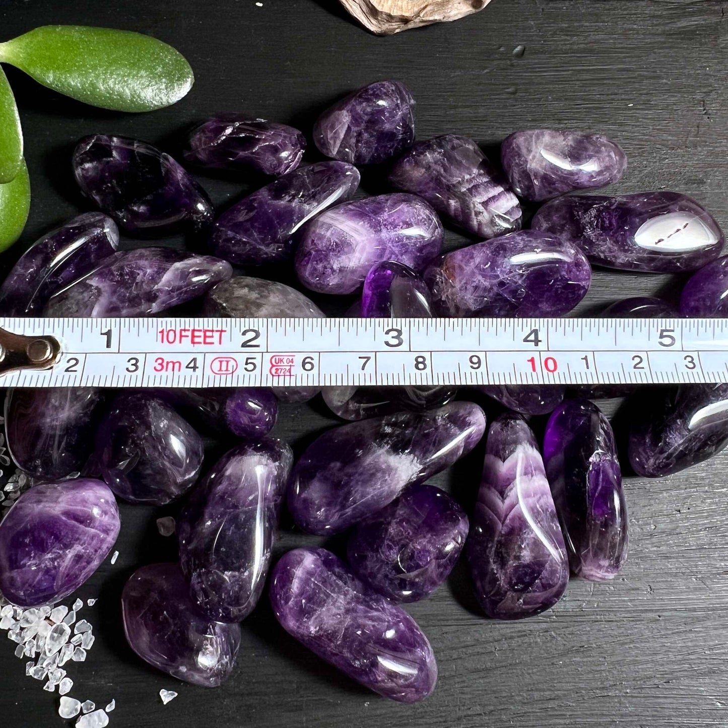 Dream Amethyst Trommelsteine mit Maßstab