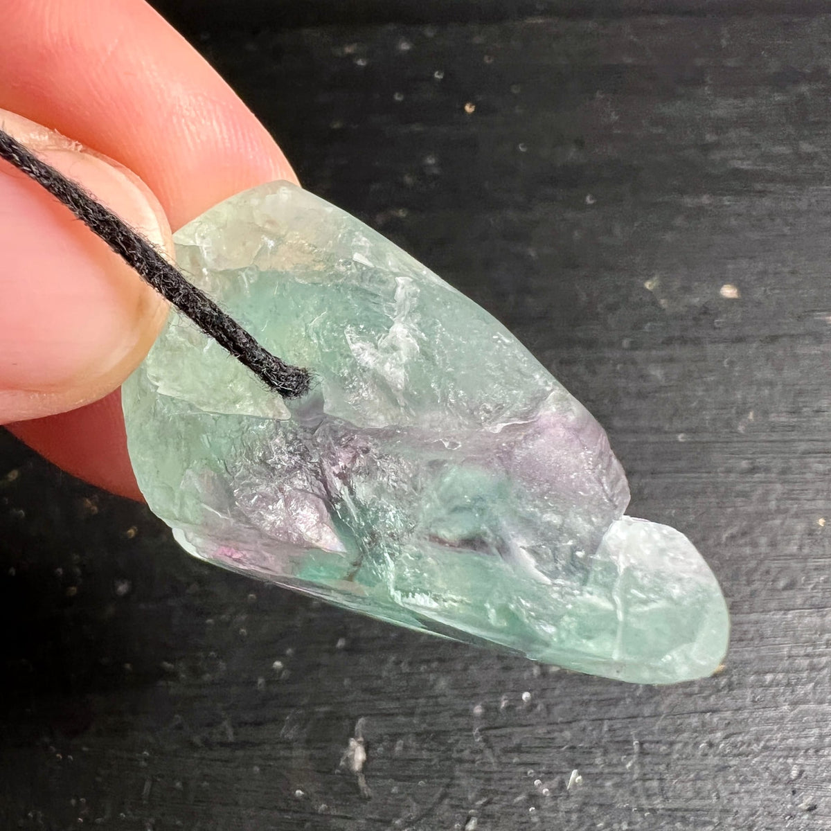 Fluorit Anhaenger gruen-lila changierend, teilpolierte Oberflaeche mit rauen Bruchkanten, Bohrung mit Schwarzband | Happy Minerals