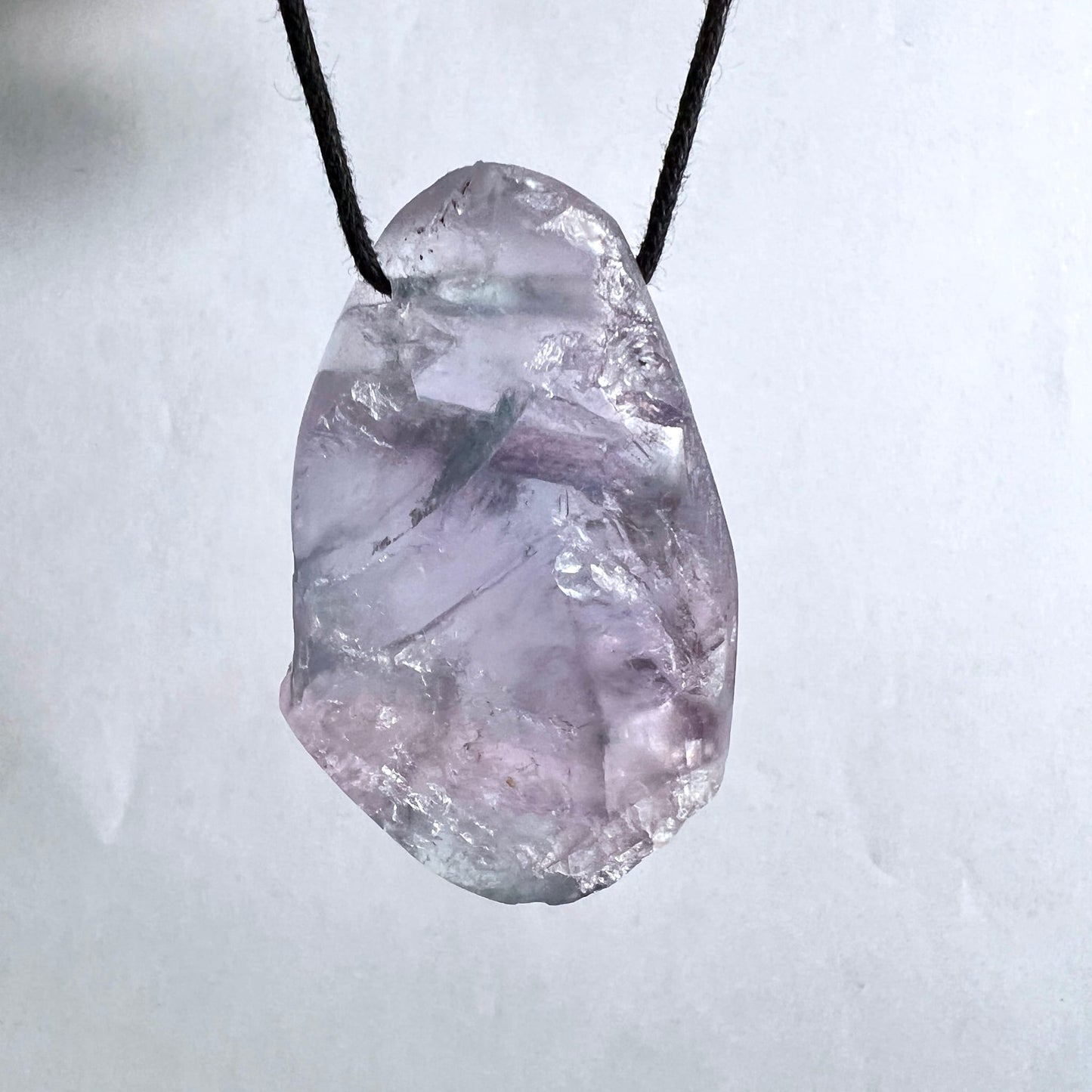 Fluorit Unikat | Rückseite | weißer Hintergrund | tiefviolette Adern | glänzende Fläche | Happy Minerals