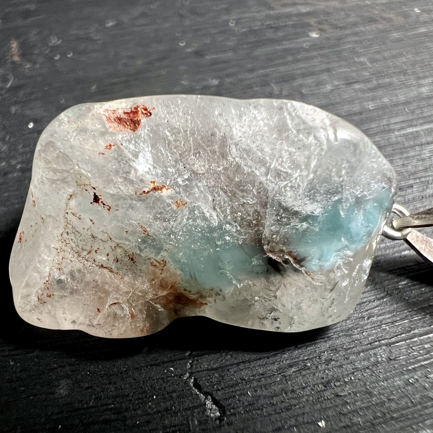 Gilalit Anhänger Medusa Quarz 35x19mm mit Silberöse, Nahaufnahme vor dunklem Hintergrund | Happy Minerals