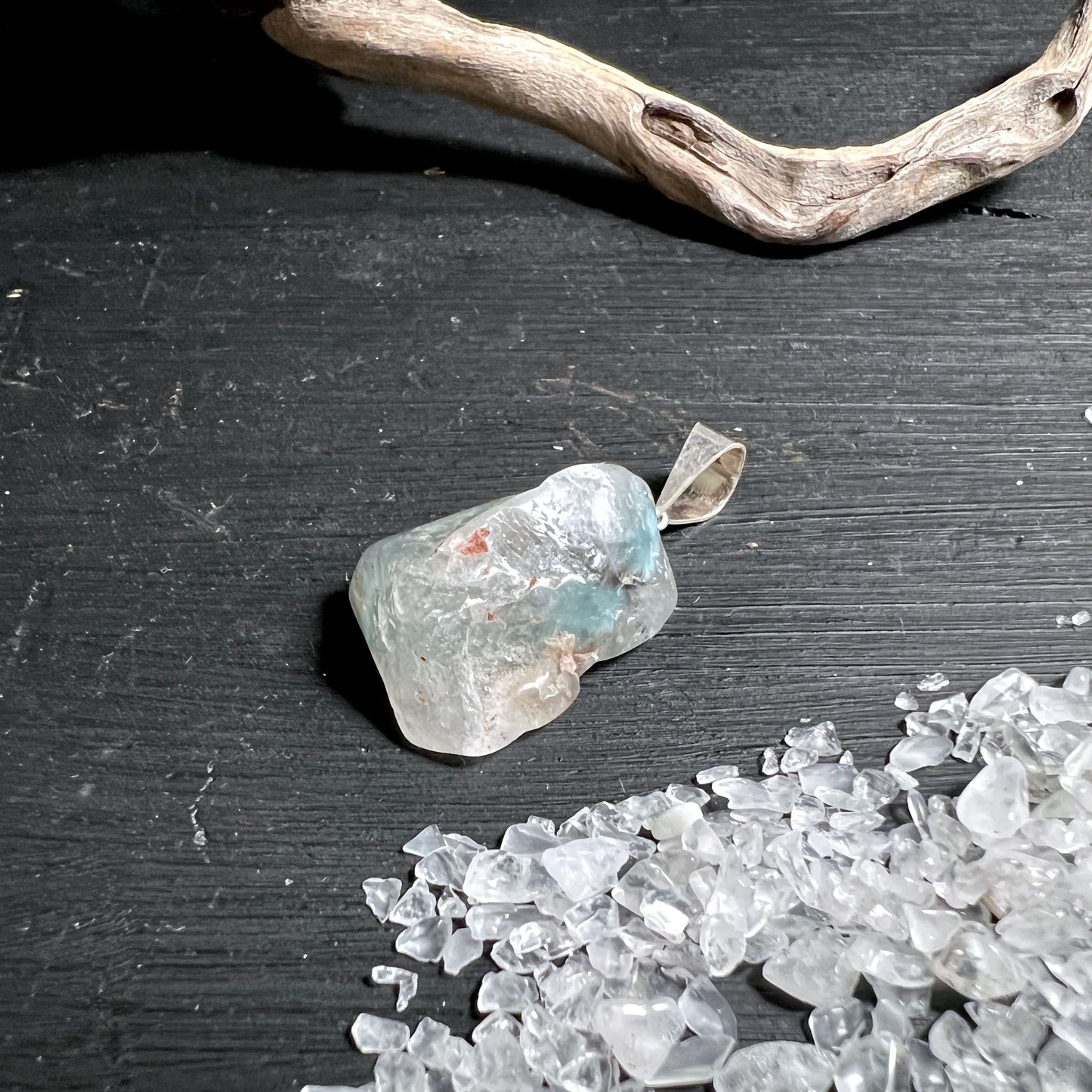 Gilalit Anhänger mit türkisblauem Schimmer, Unikat aus Brasilien | Happy Minerals