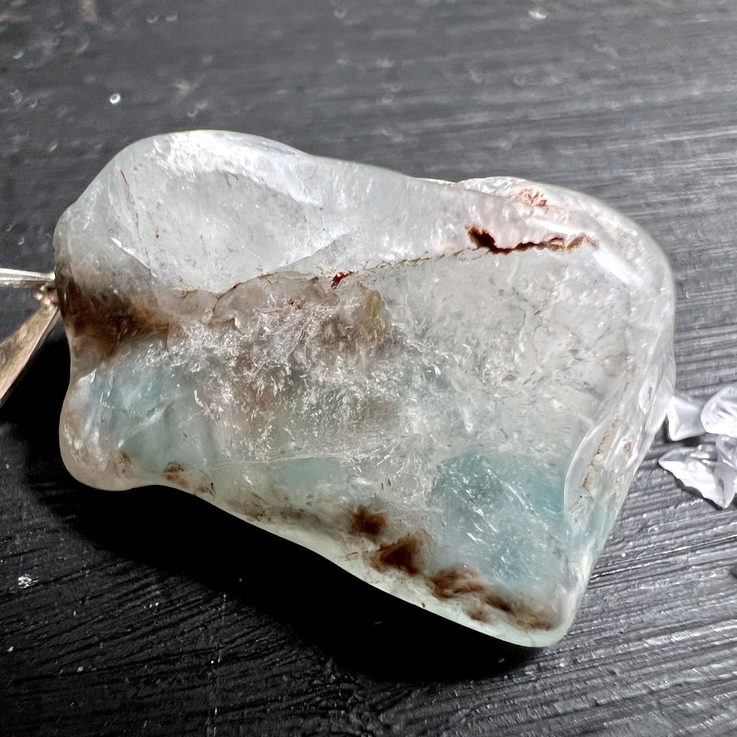 Gilalit Medusa Quarz Einzelstück 35x19mm, vor schwarzem Hintergrund | Happy Minerals