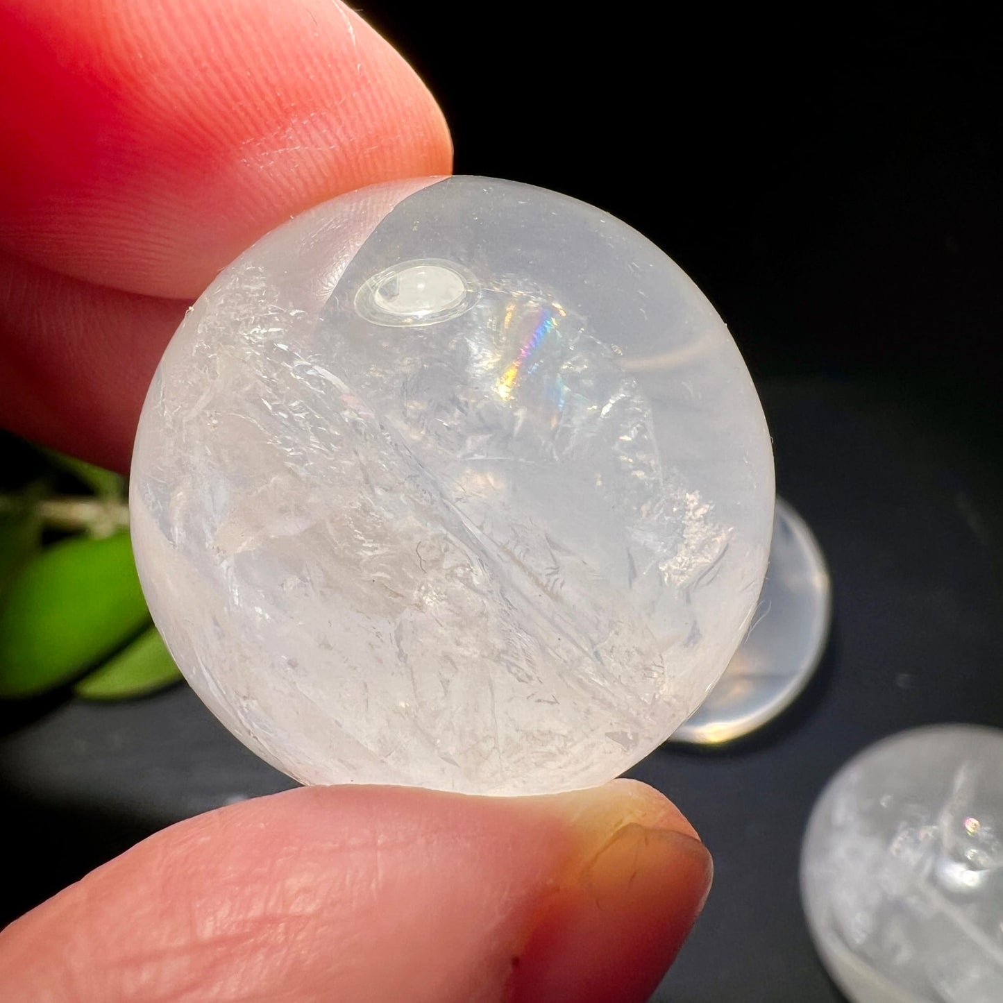 Girasol Kugel | kleine Kugel | Regenbogenreflexe | milchig-transparent | filigrane Einschlüsse | Happy Minerals