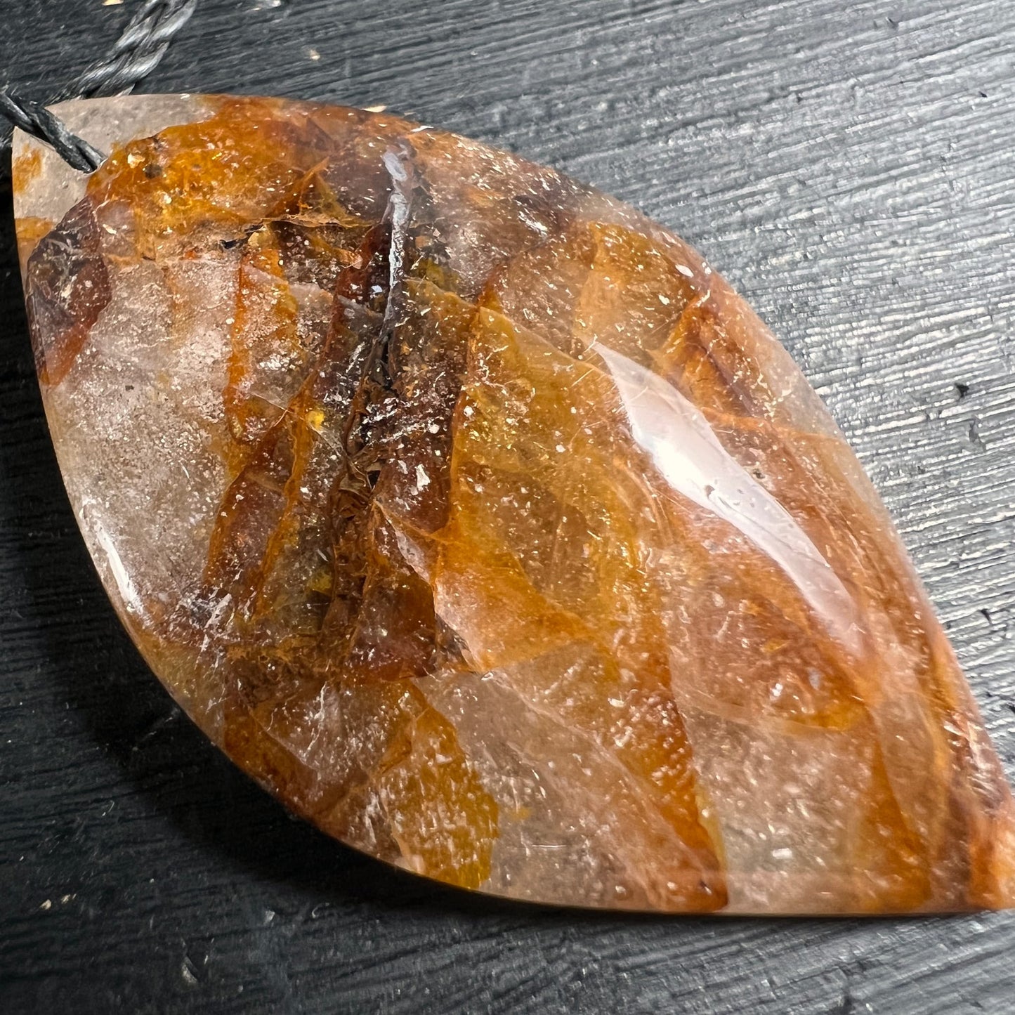 Golden Healer Quarz Anhänger, blattförmig poliert, honiggelb-rostbraune Zonen mit transparenten Schlieren, Glanz | Happy Minerals