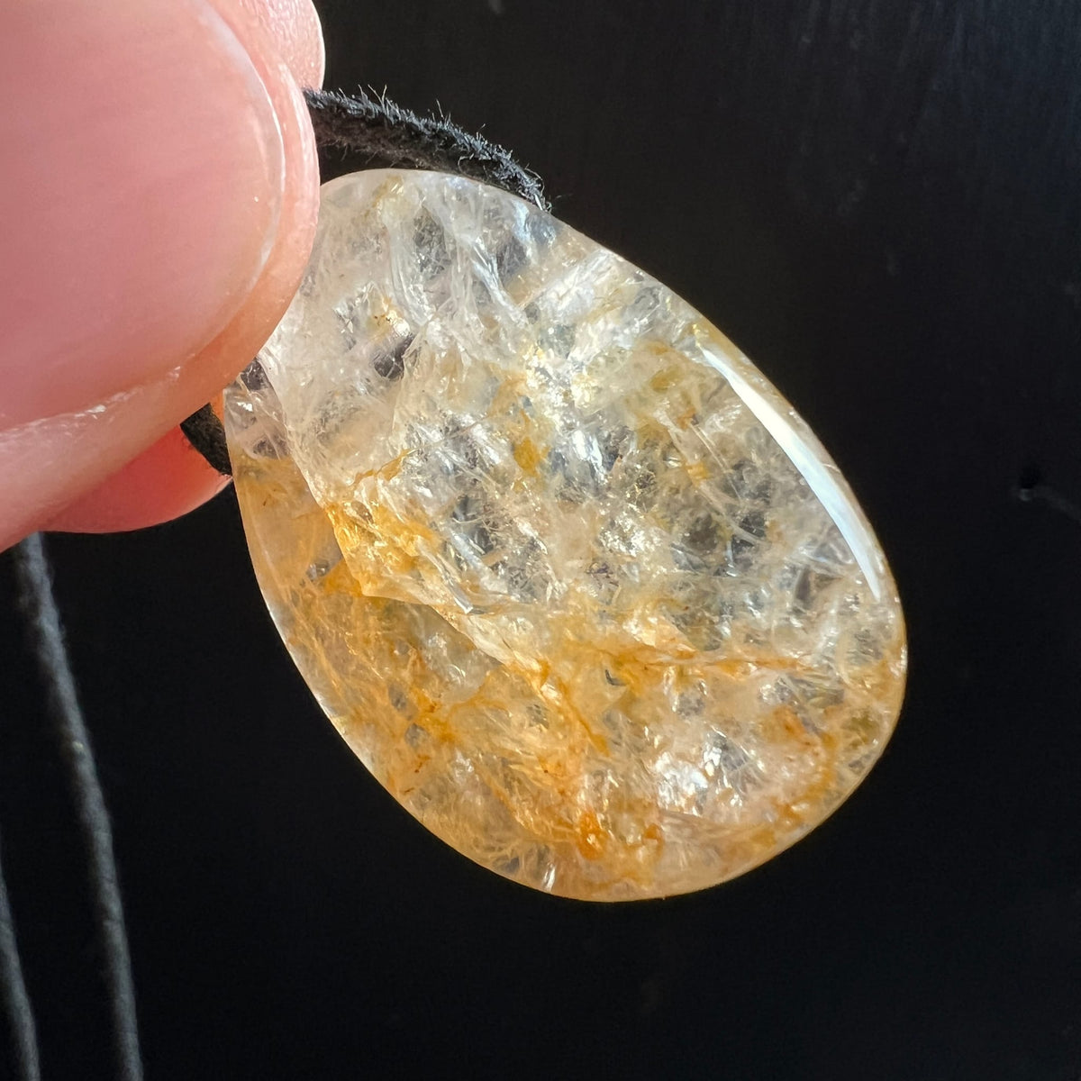 Golden Healer Quarz Tropfen, transparent mit goldgelben Faserschlieren und weissen Rissen, poliert | Happy Minerals