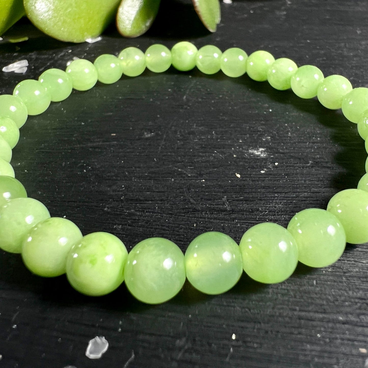 Grüner Calcit Armband | Mexiko | runde Perlen | Detailaufnahme | strahlend grüne Nuancen | Happy Minerals