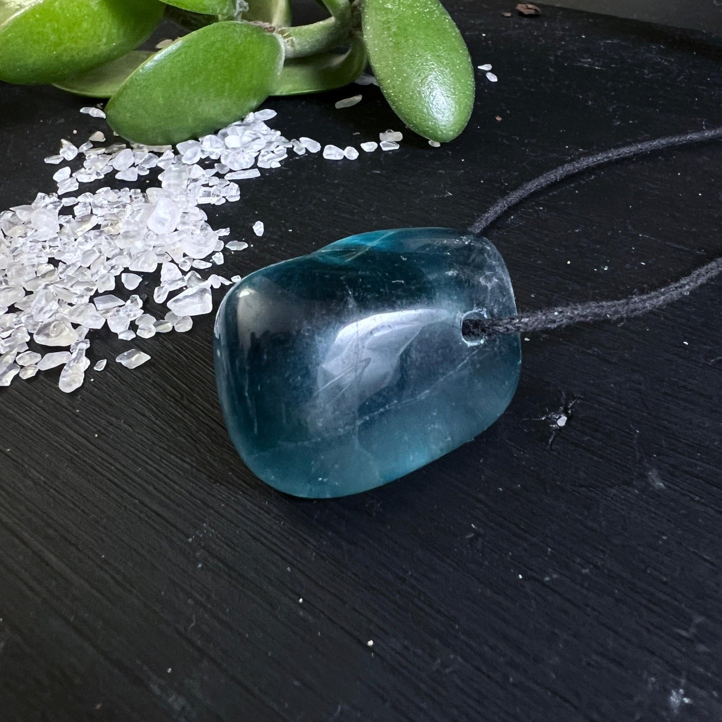 Blauer Fluorit Anhänger 35mm | Gebohrter Trommelstein| Klarheit und Fokus