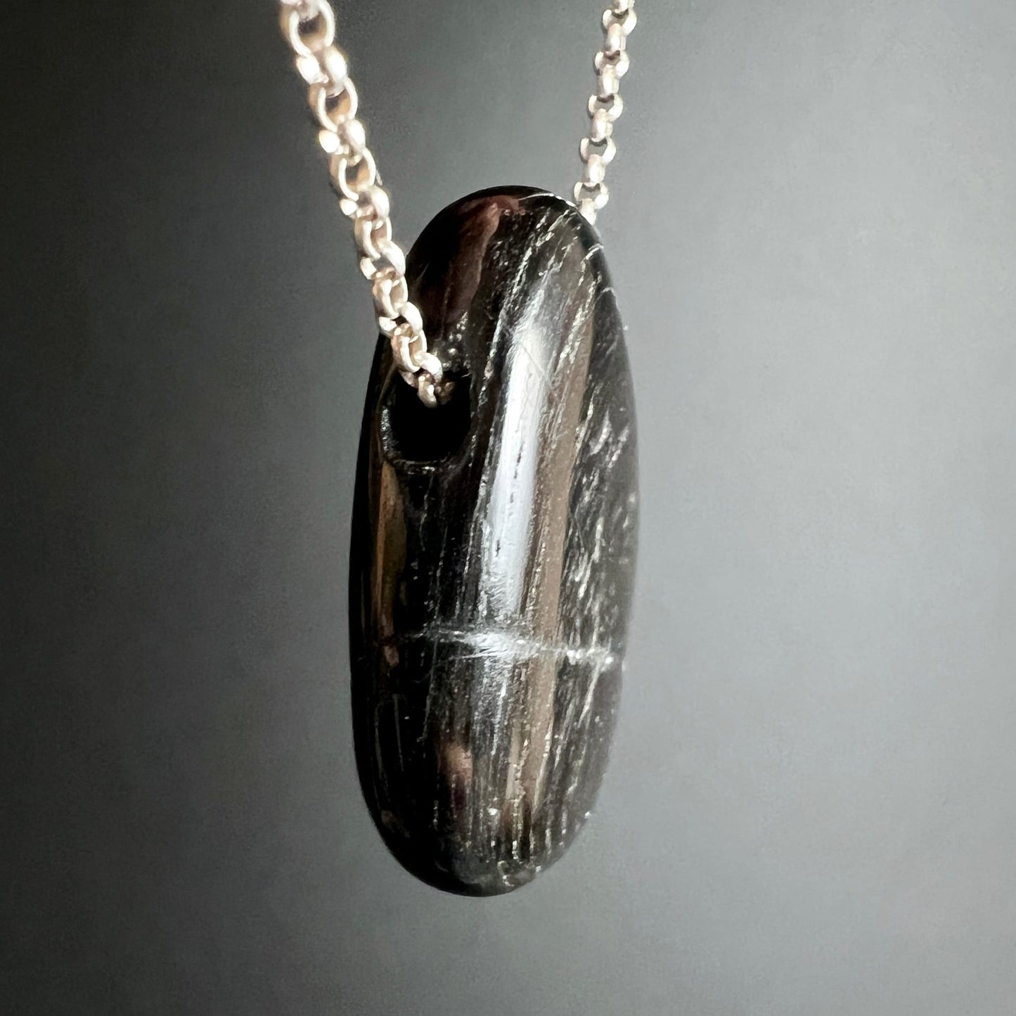 Hypersthen Seitenansicht | längliche Tropfenform | Silberkette | natürlicher Glanz | Kanada | Happy Minerals