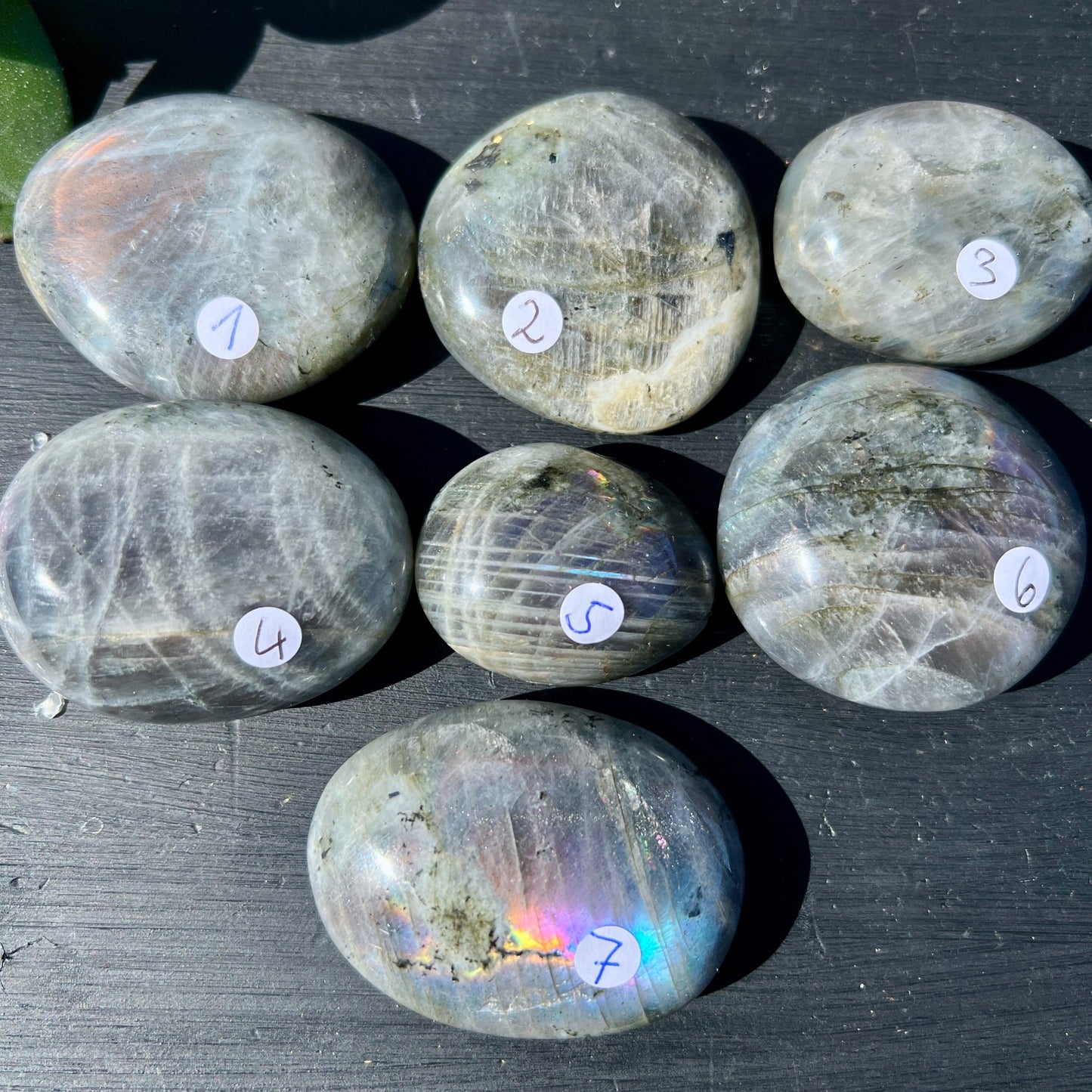 Labradorit Handschmeichler oval grau-grün mit buntem Farbspiel und Labradoreszenzen | Happy Minerals