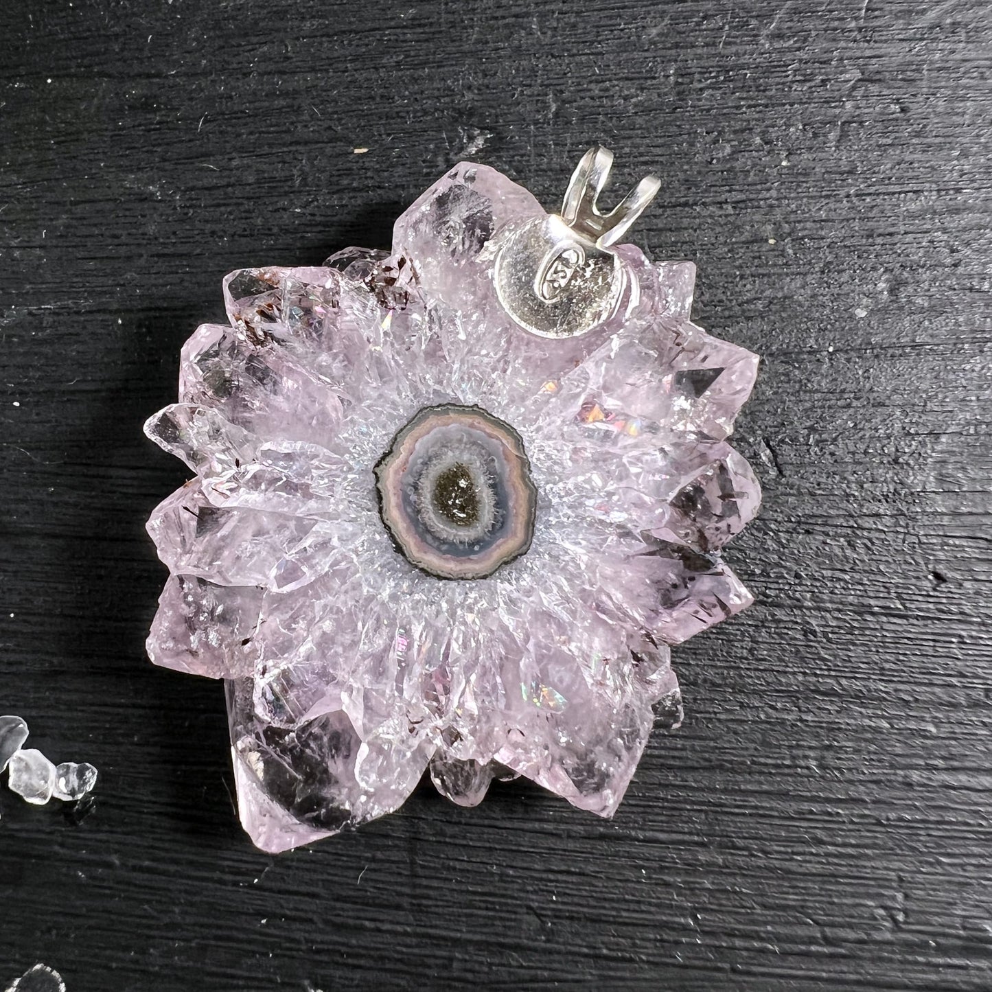 Amethyst Stalaktit Anhänger 33mm, blassviolette Kristallblüte mit Querschnitt-Zentrum, 925 Silber | Happy Minerals