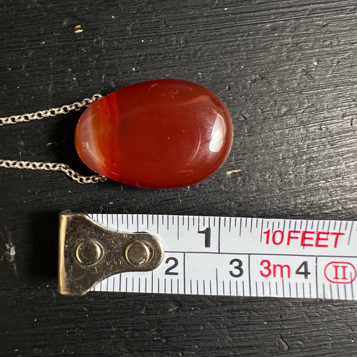 Karneol mit Maßband | Größenvergleich | Tropfenform | Silberkette | Happy Minerals