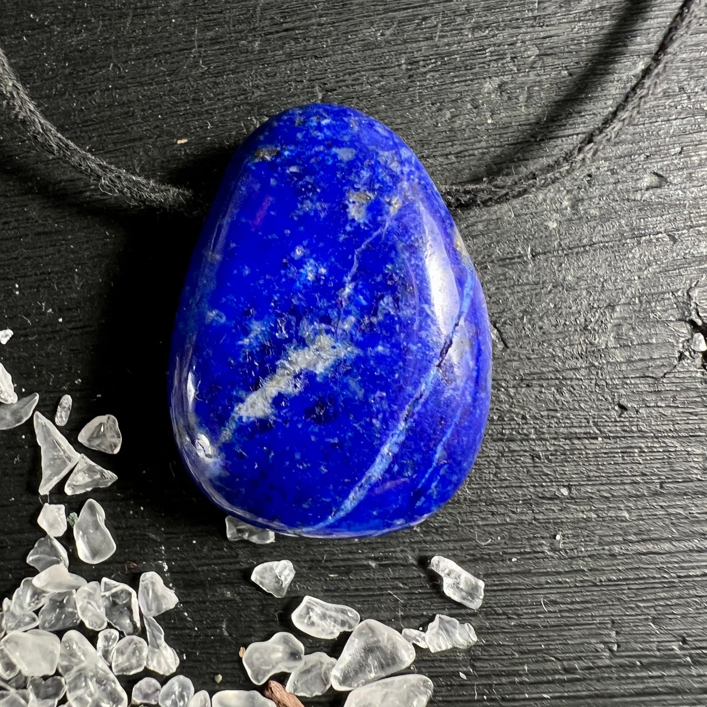 Lapislazuli Anhänger Tropfenform, tiefes Königsblau mit weissen Calcit-Schlieren und feinen Rissen, poliert | Happy Minerals