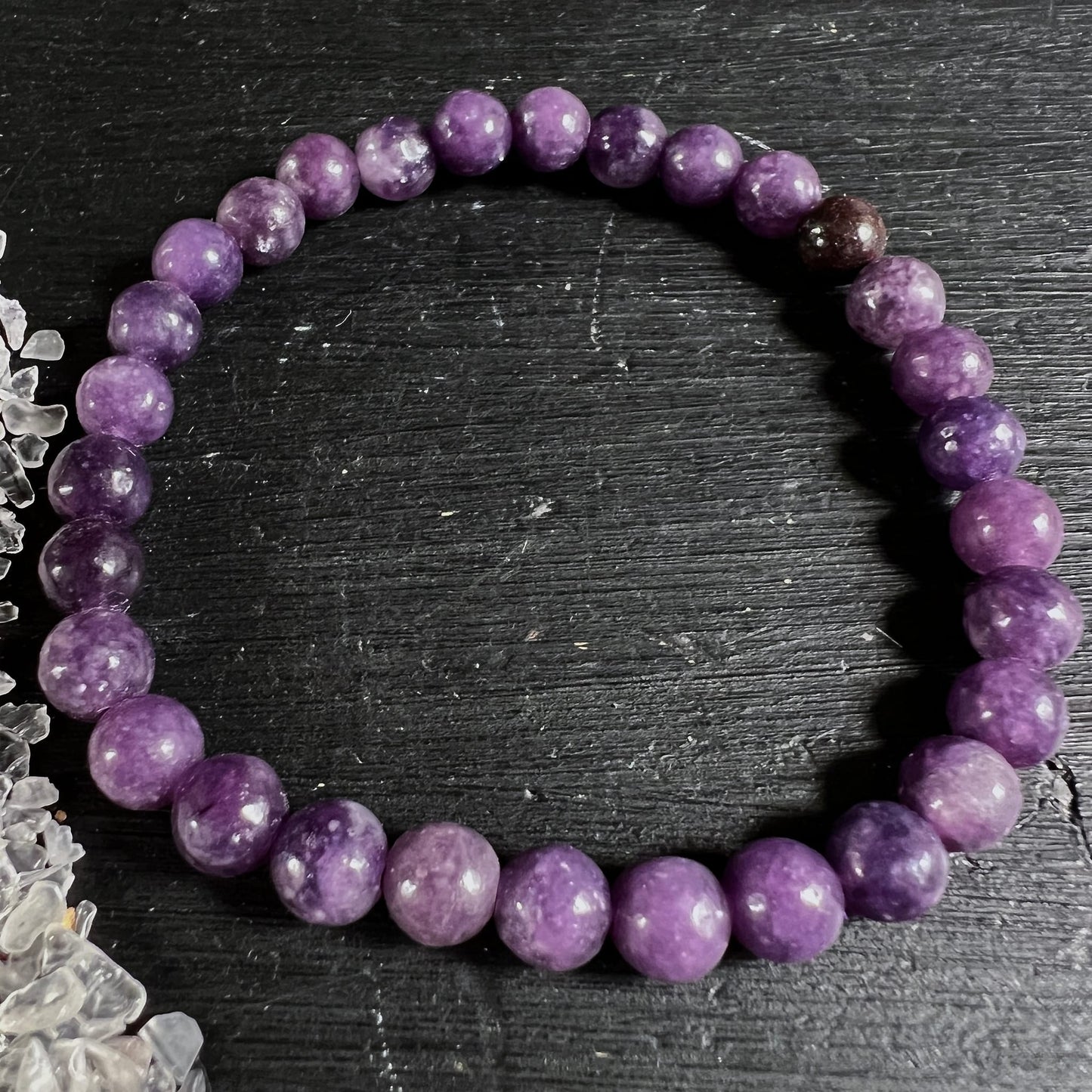 Lepidolith Armband | sattes Lila | runde Perlen | Brasilien | klare Maserung | schwarzer Untergrund | Happy Minerals