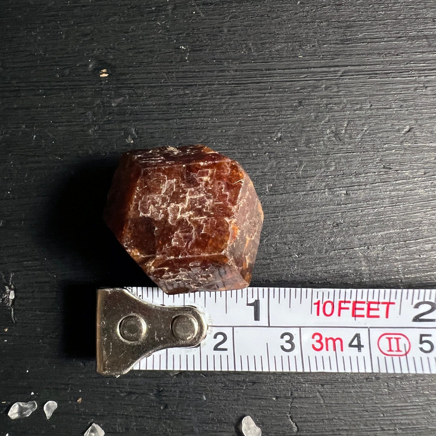Mali Spessartin Granat | brauner Rohstein Größenvergleich | Zentimetermaß | natürliche Form | Happy Minerals