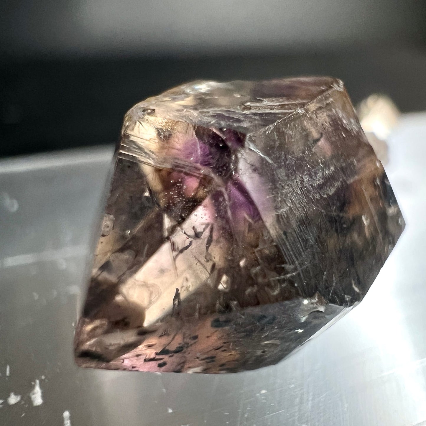 Melody Stone Nahaufnahme | pinkfarbene Amethystzone | rauchige Quarzstruktur | brasilianisches Unikat | Happy Minerals