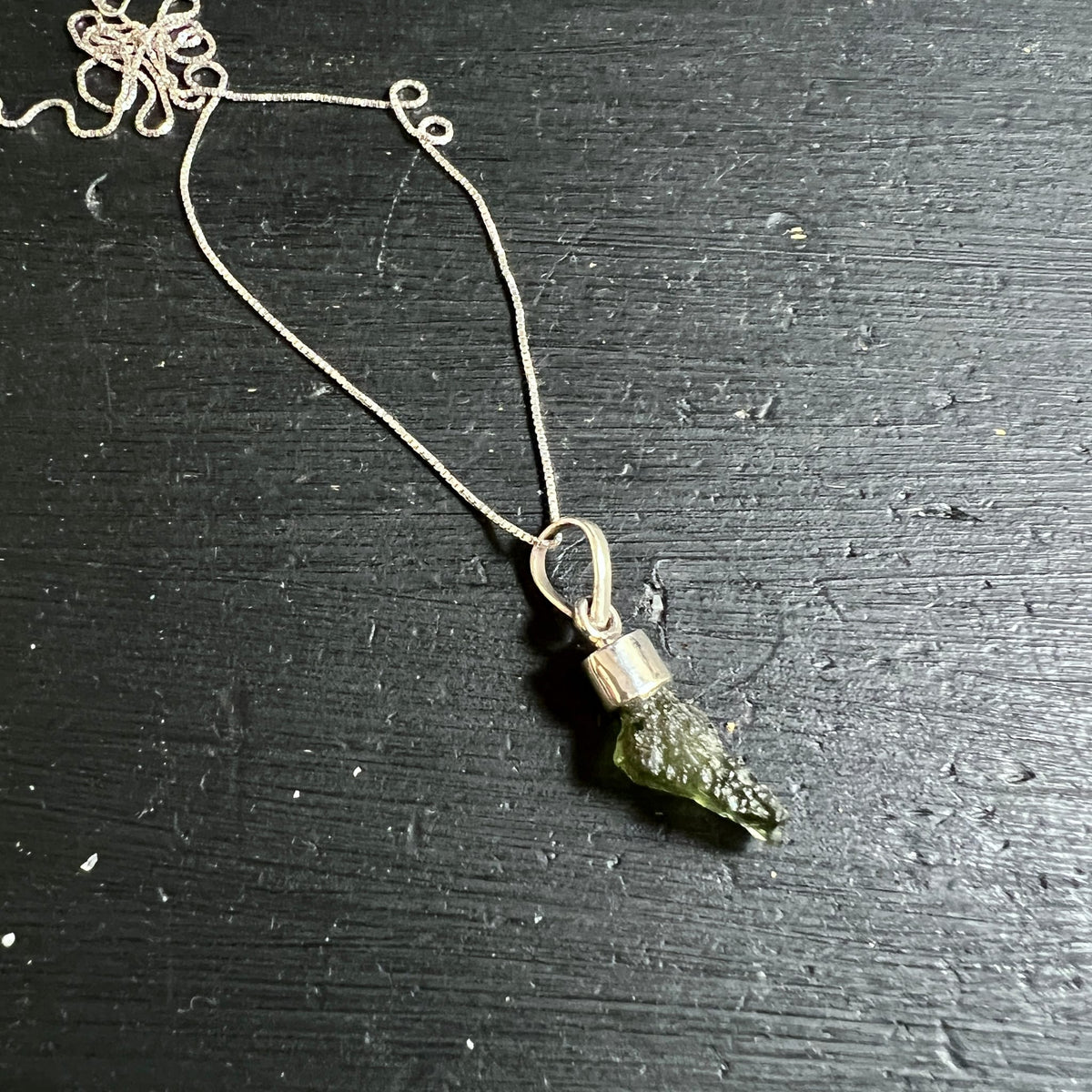 Moldavit Rohstein Anhaenger olivgruen mit narbiger Oberflaeche, 925 Silberfassung an feiner Kette | Happy Minerals