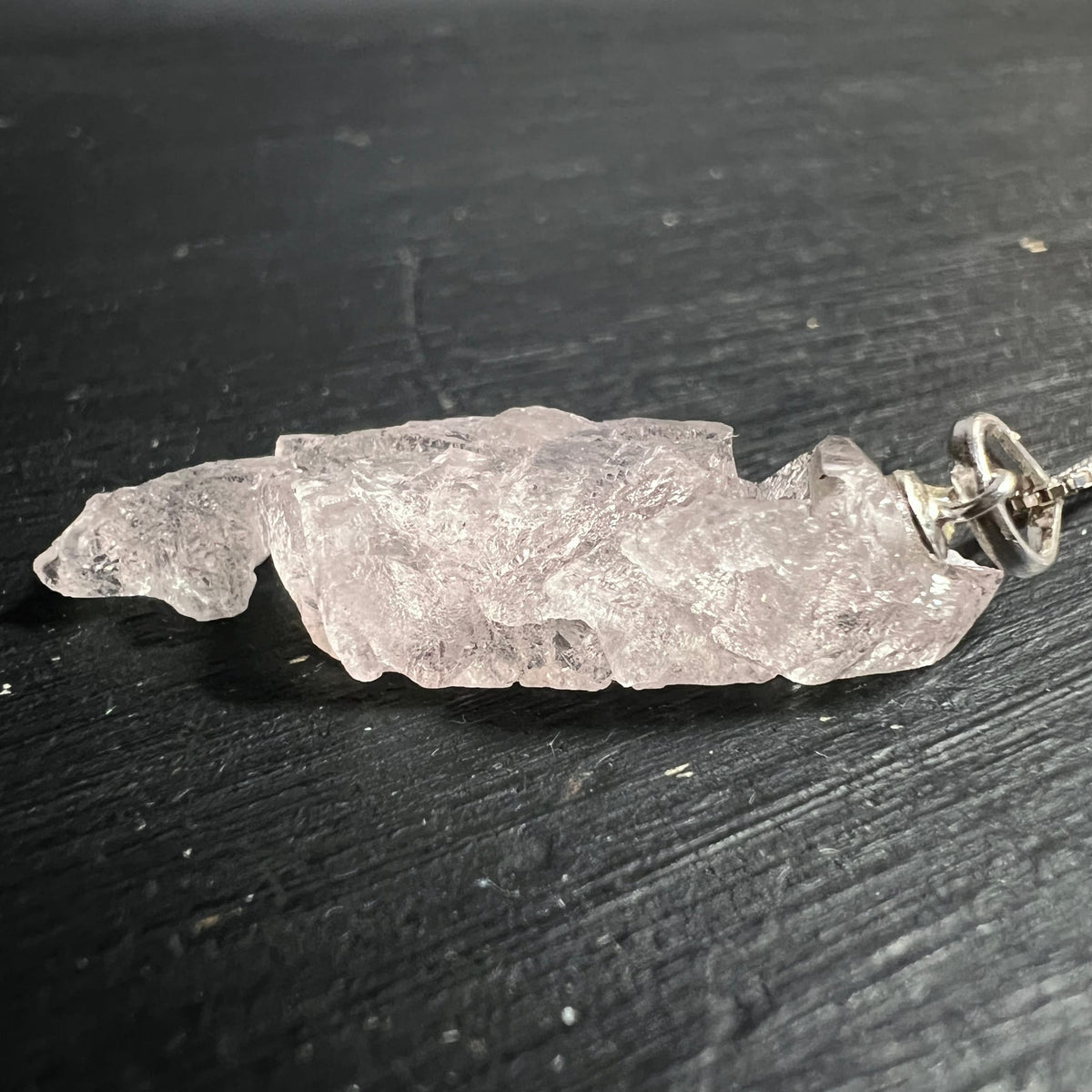 Morganit Rohstein-Anhaenger blassrosa mit rauer Bruchkante, silberne Fassung mit Oese | Happy Minerals