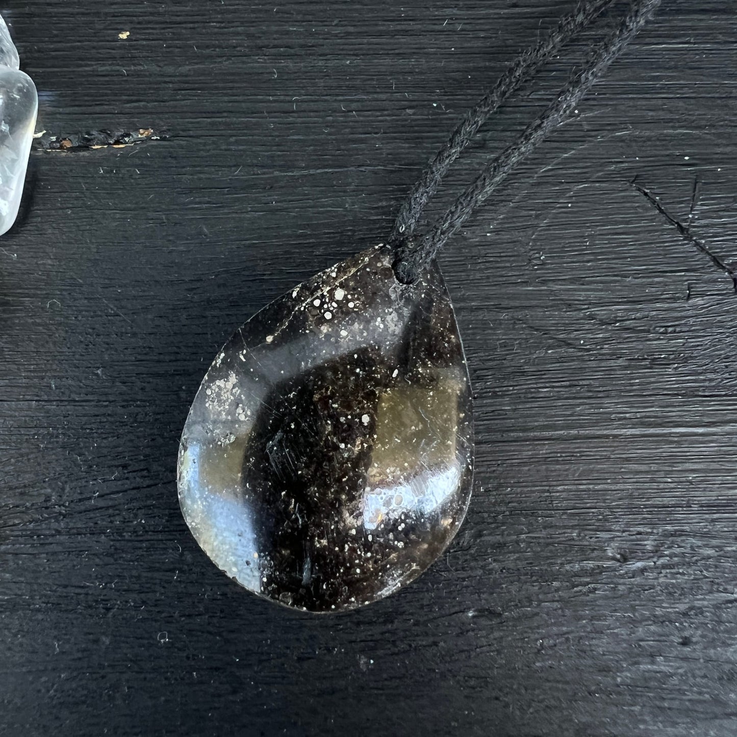Mystischer Merlinit | liegend | glänzende Oberfläche | galaktisches Muster | Happy Minerals