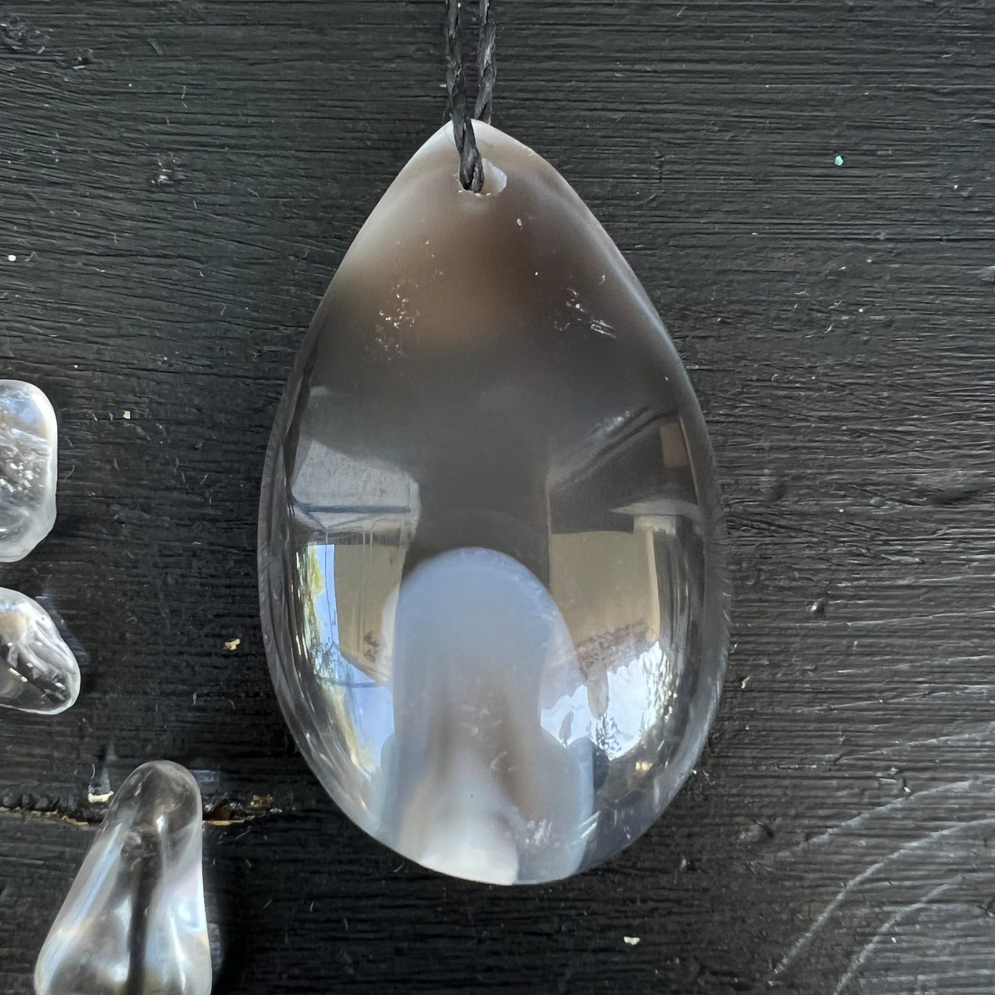 Orca Achat Tropfen | schwarzer Hintergrund | spiegelnde Oberfläche | Vorderseite | Happy Minerals