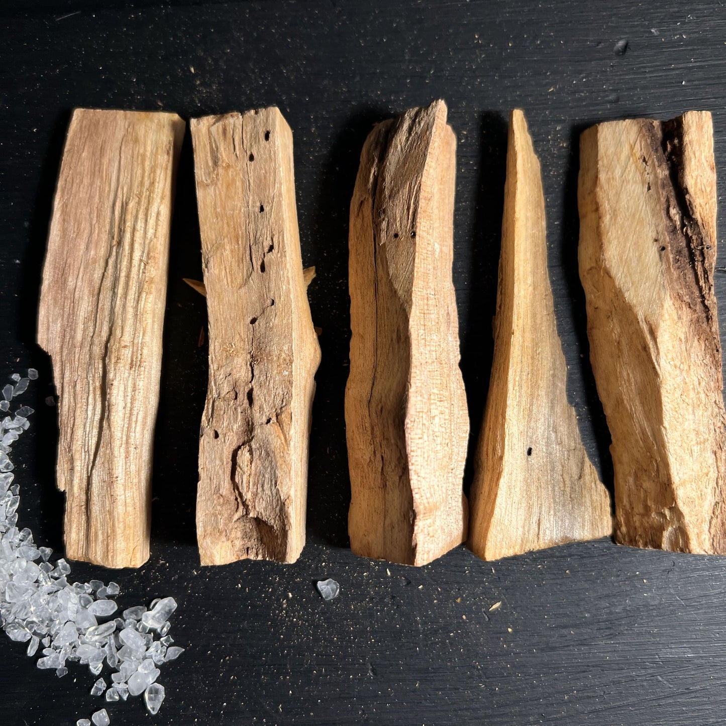 Ein einzelnes Palo Santo Holzstueck ca 10cm lang, naturbelassene Struktur | Happy Minerals