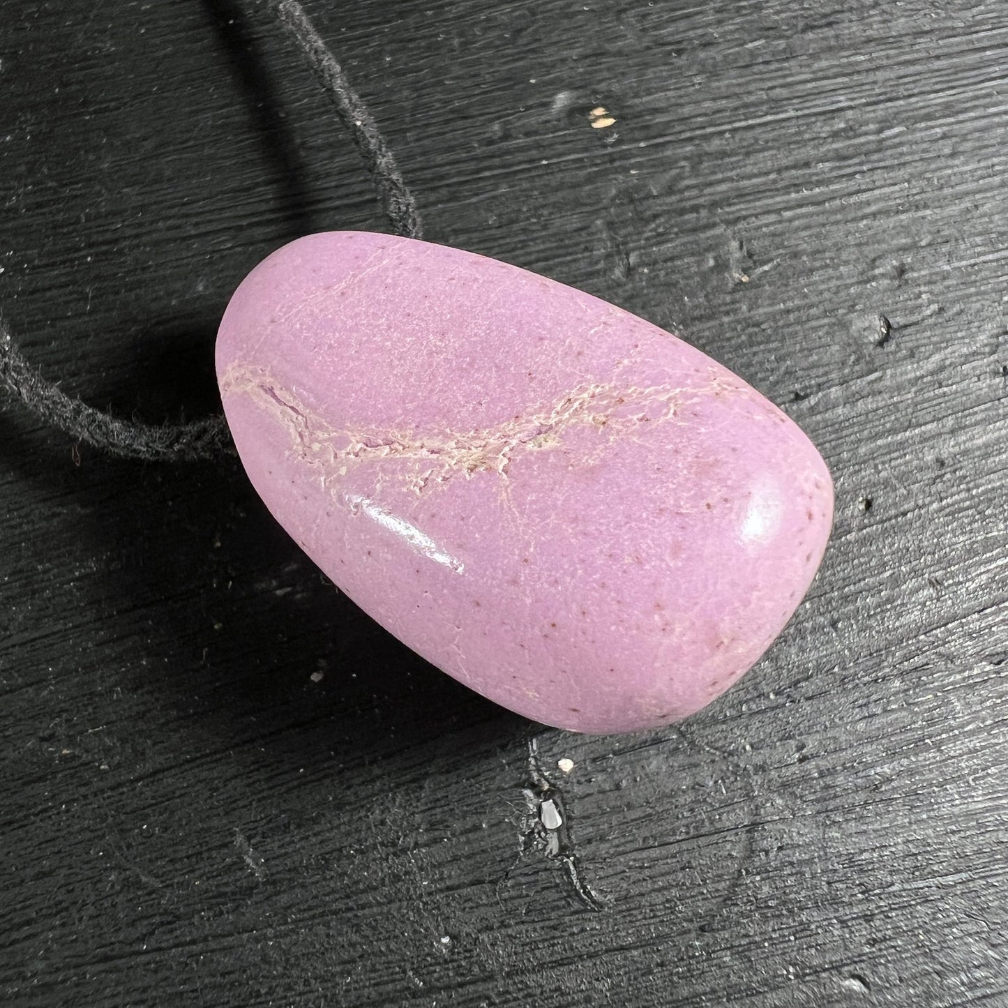 Phosphosiderit Trommelstein | Rückseite mit Maserung | Rosé-lila Nuancen | Verwittertes Holz | Happy Minerals