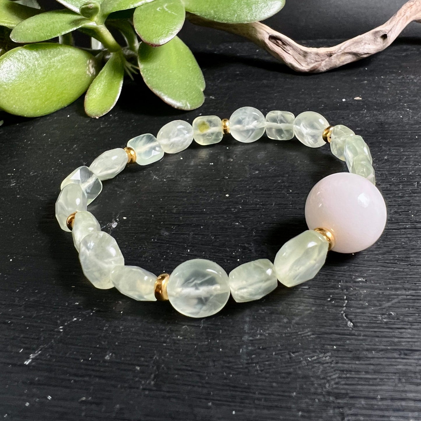 Prehnit Armband | weisse Jade | flache facettierte Perlen | Sterlingsilber vergoldet | Sukkulente | Happy Minerals
