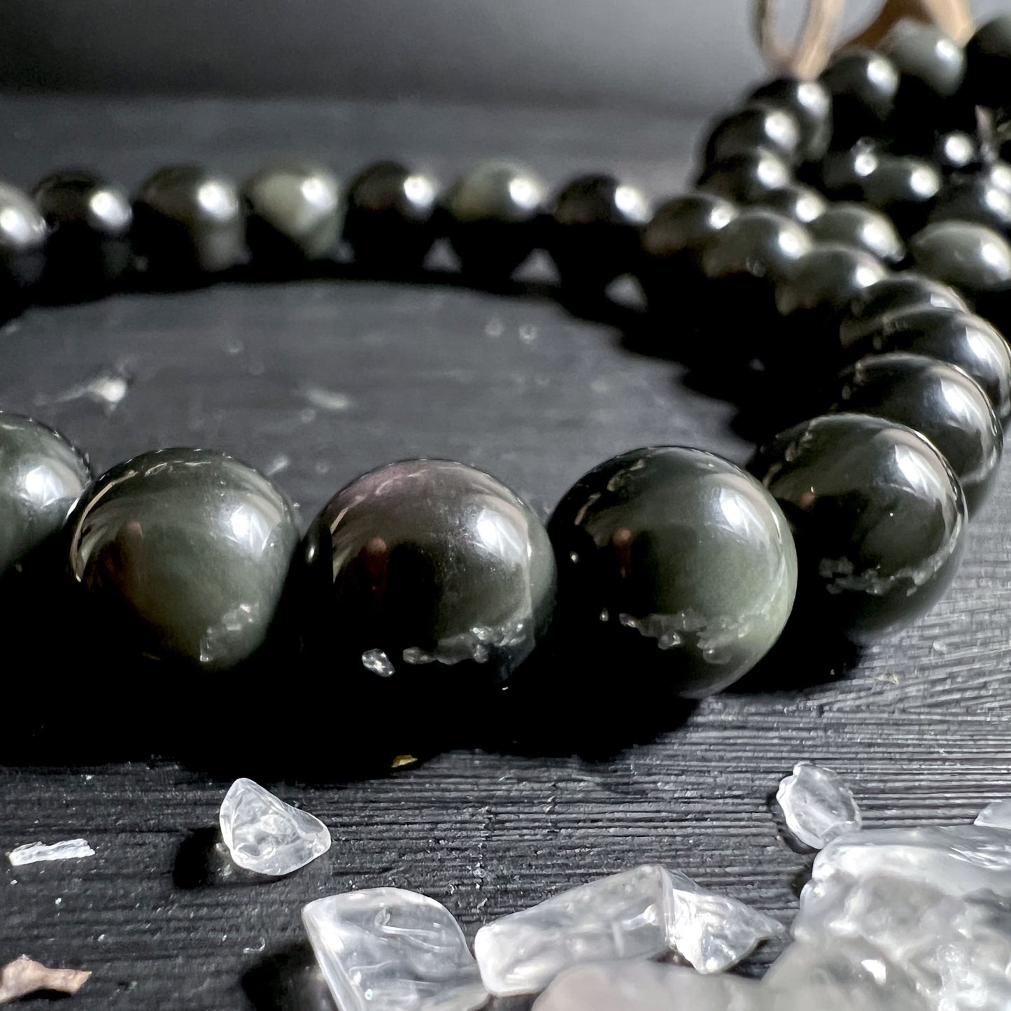 Nahaufnahme vom Regenbogen Obsidian Armband mit irisierendem Schimmer | Happy Minerals