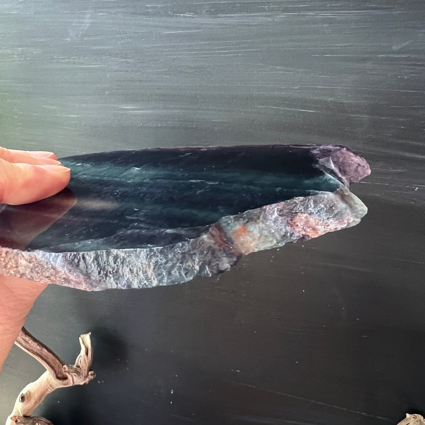 Regenbogenfluorit Seitenansicht | dünne Platte | Farbverläufe sichtbar | China Kristall | Happy Minerals