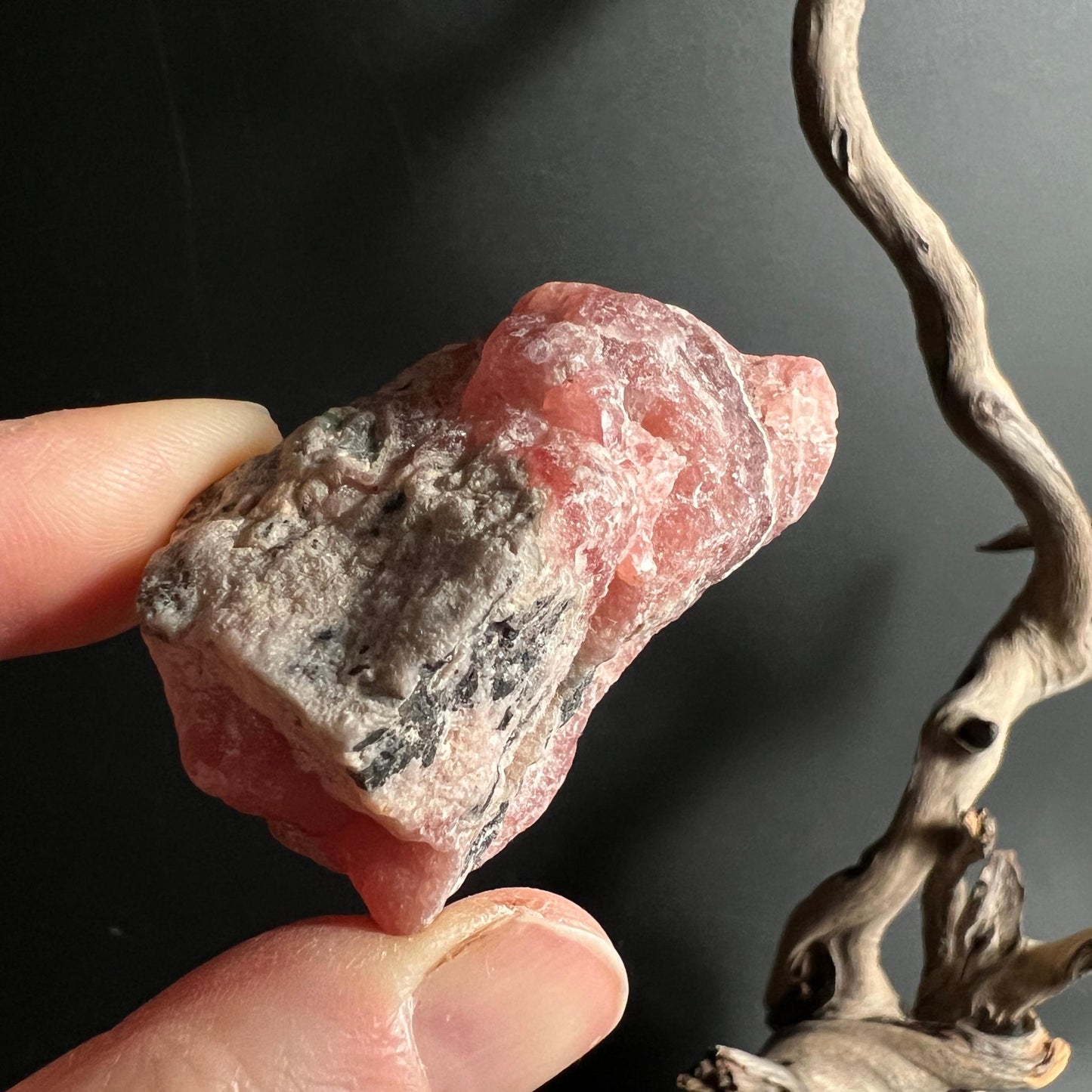 Rhodochrosit aus Argentinien Detailaufnahme rosa Kristallstruktur