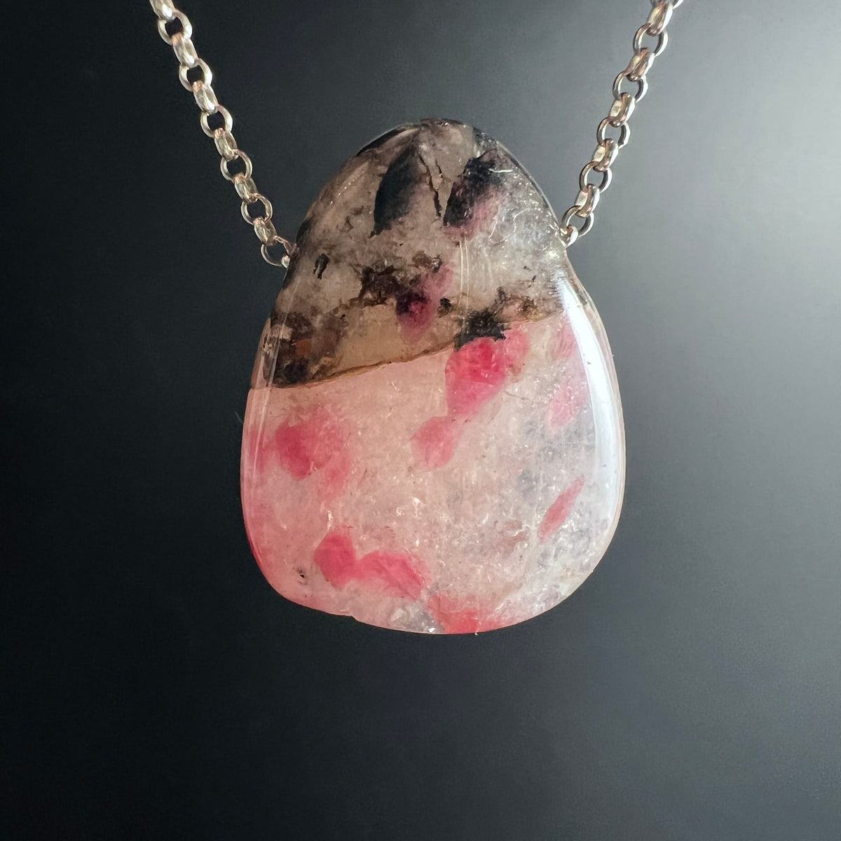 Rhodonit Anhaenger tropfenfoermig, oben rauchgrau-braun, unten cremig-rosa mit pinken Flecken, hochglaenzend poliert | Happy Minerals
