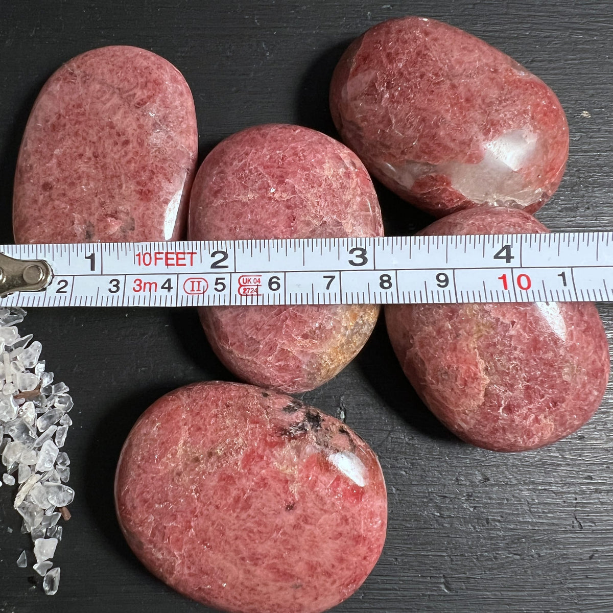 Sechs Rhodonit Handschmeichler in Rosa-Lachs mit weissen Quarzadern, flach poliert, glaenzende Oberflaeche | Happy Minerals