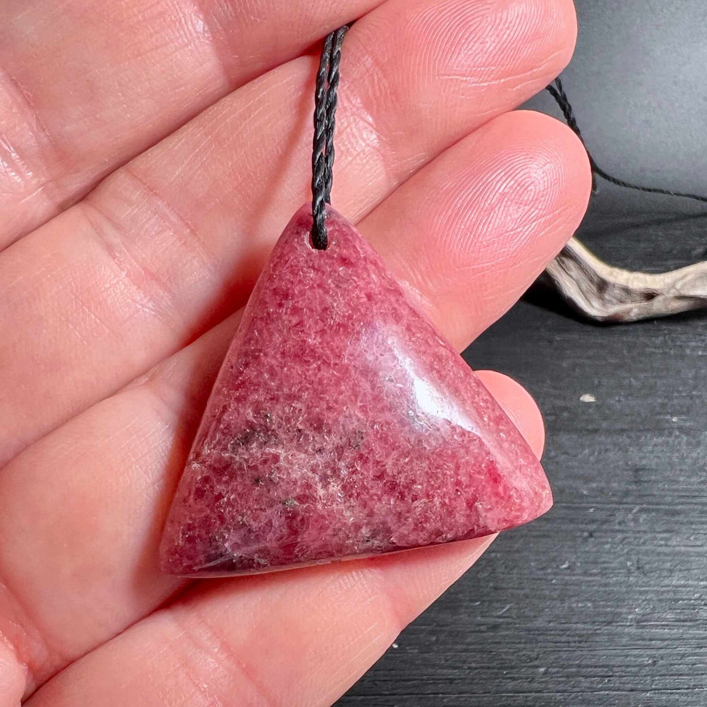 Rhodonit Anhänger, Symbol für Herzchakra und Mitgefühl | Happy Minerals