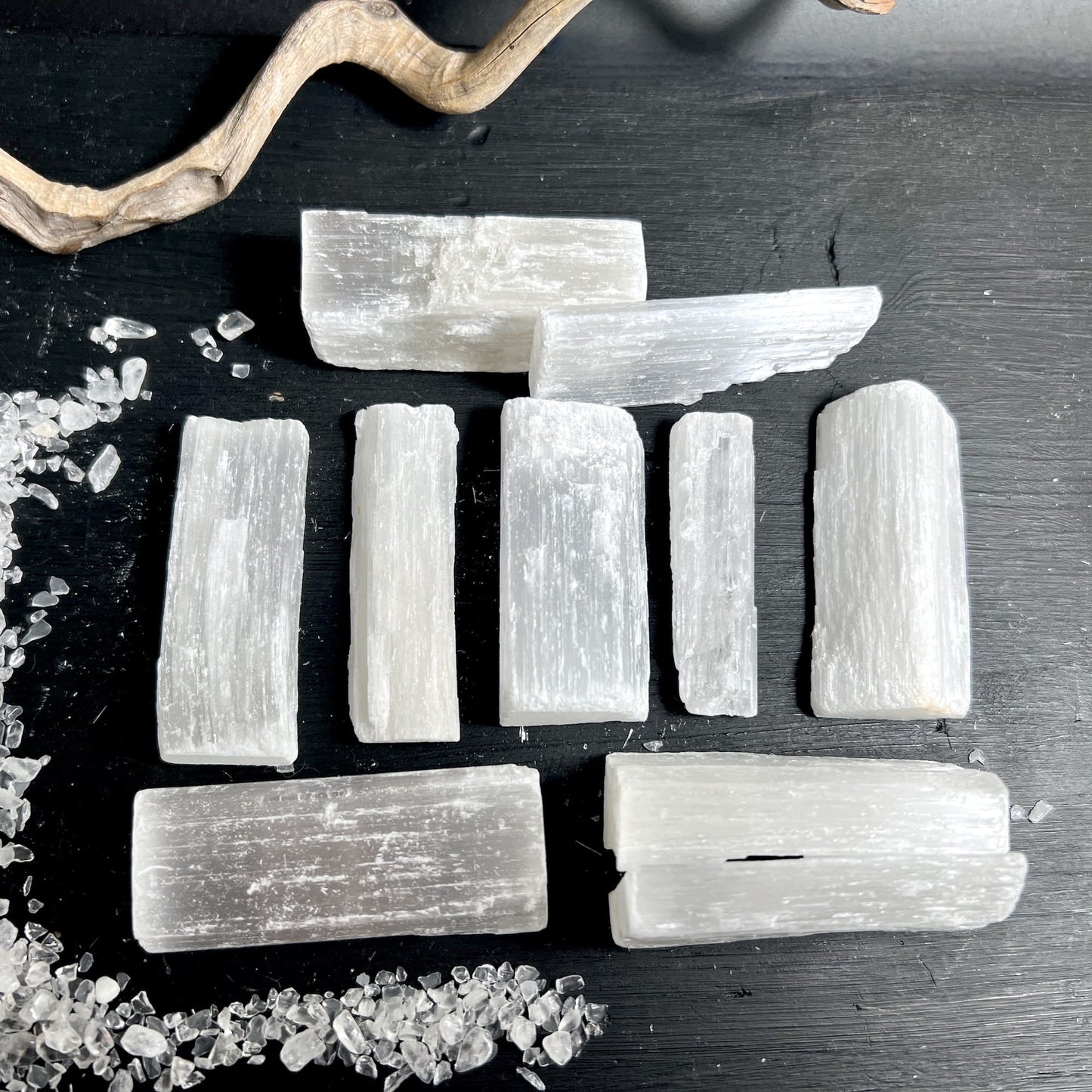 Rohstein Selenit Kristallstäbe 10 Stück aus Marokko, feine Textur und klare Energie | Happy Minerals