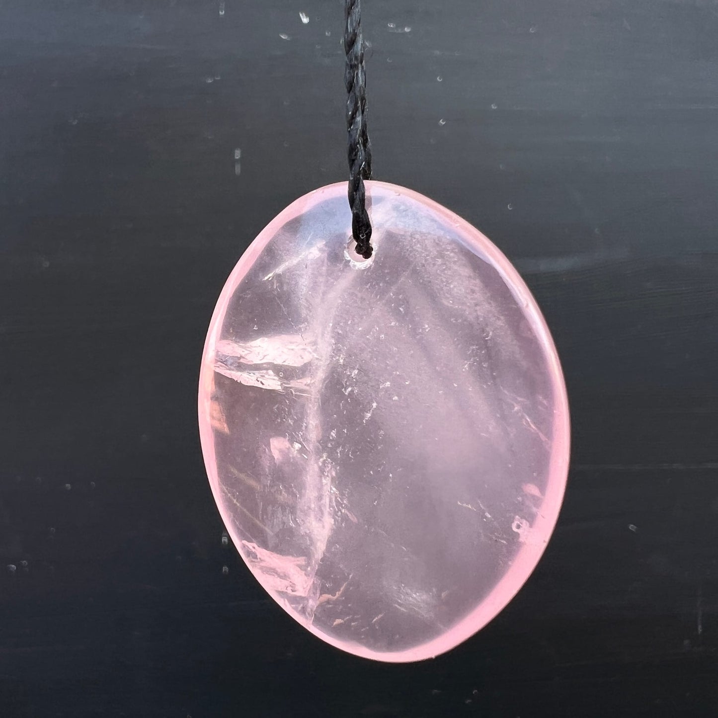Rosenquarz Anhänger oval, zartrosa mit milchig-weissen Schlieren und Limonit-Einschlüssen, poliert, Kordel | Happy Minerals