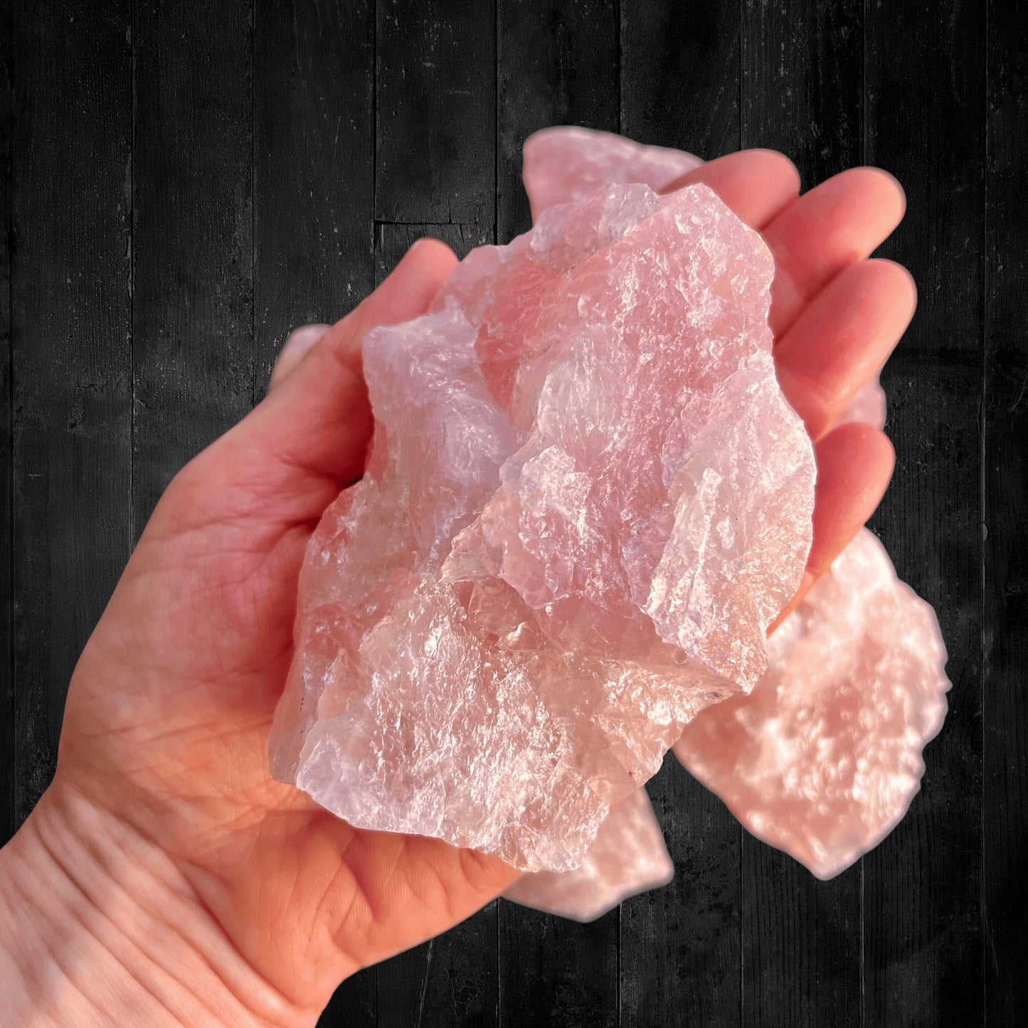 | Natürlicher Rosenquarz Stein perfekt für Altar und Meditation | Happy Minerals