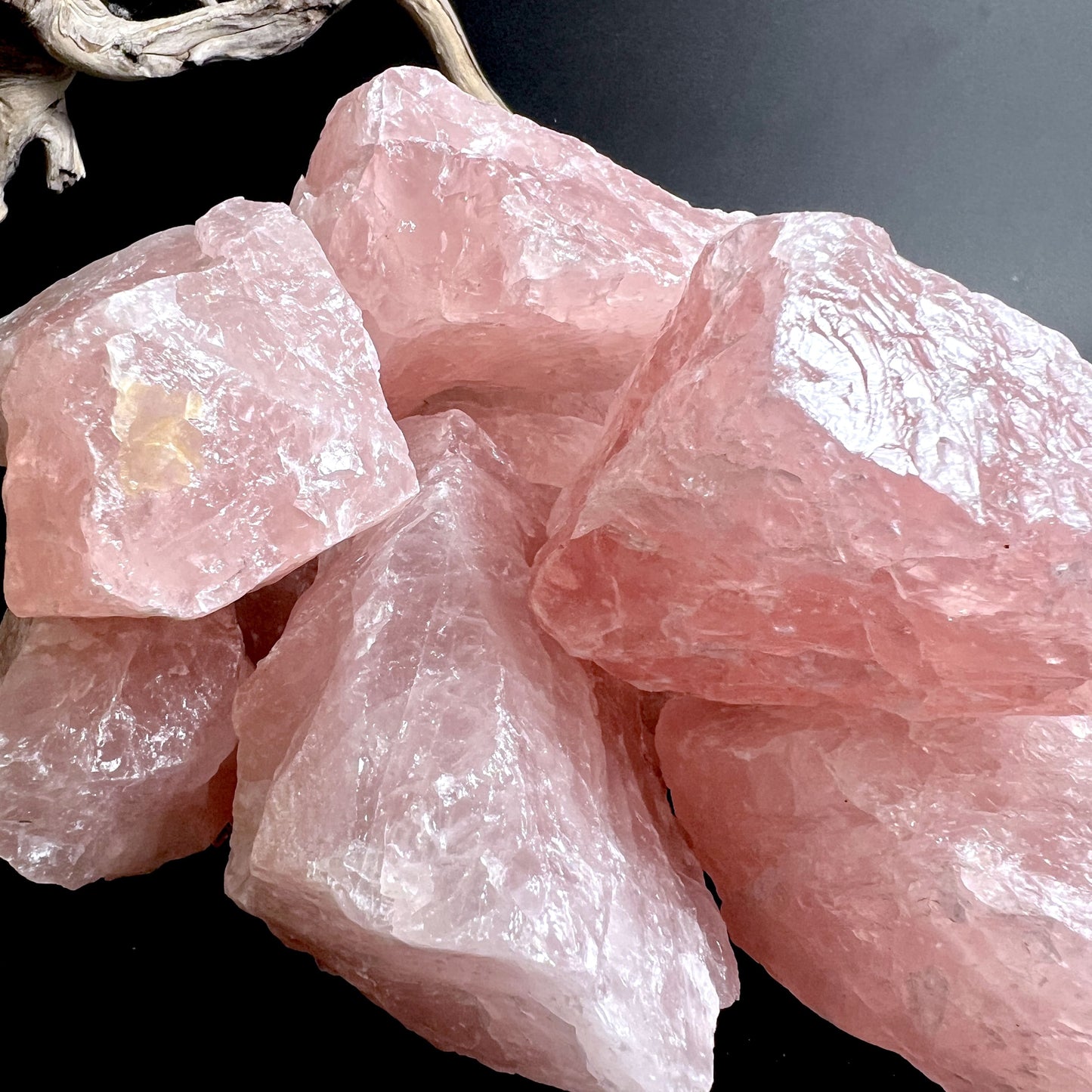 Natürlicher Rosenquarz Rohstein rosa aus Brasilien für Dekoration und Meditation | Happy Minerals