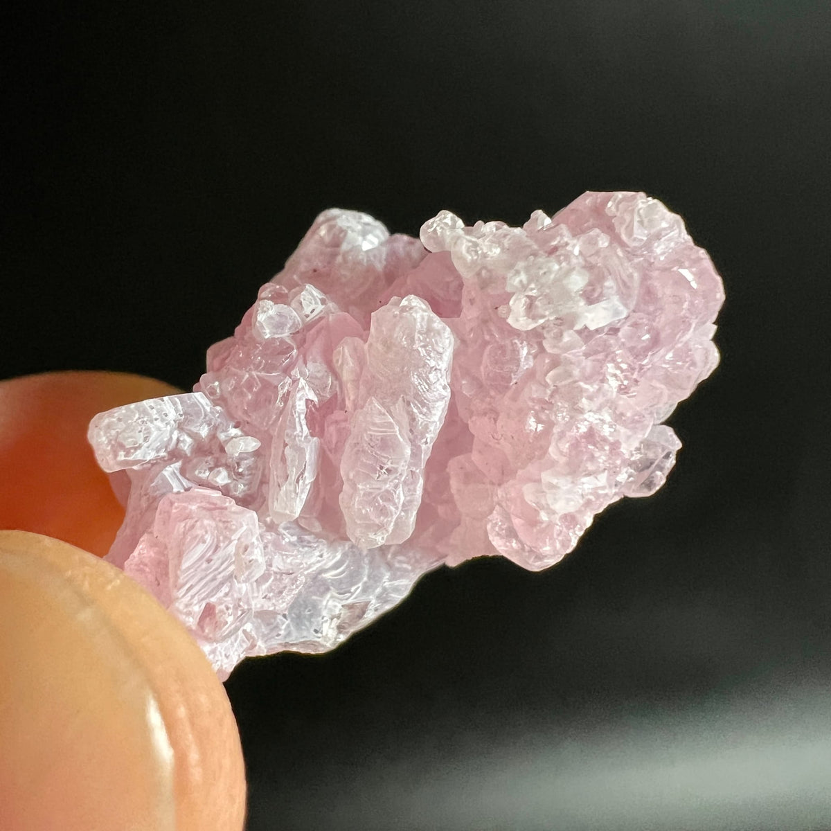 Rosenquarz Rohstein mit zart rosa kristalliner Struktur, glasigem Glanz und zackiger Oberflaeche | Happy Minerals