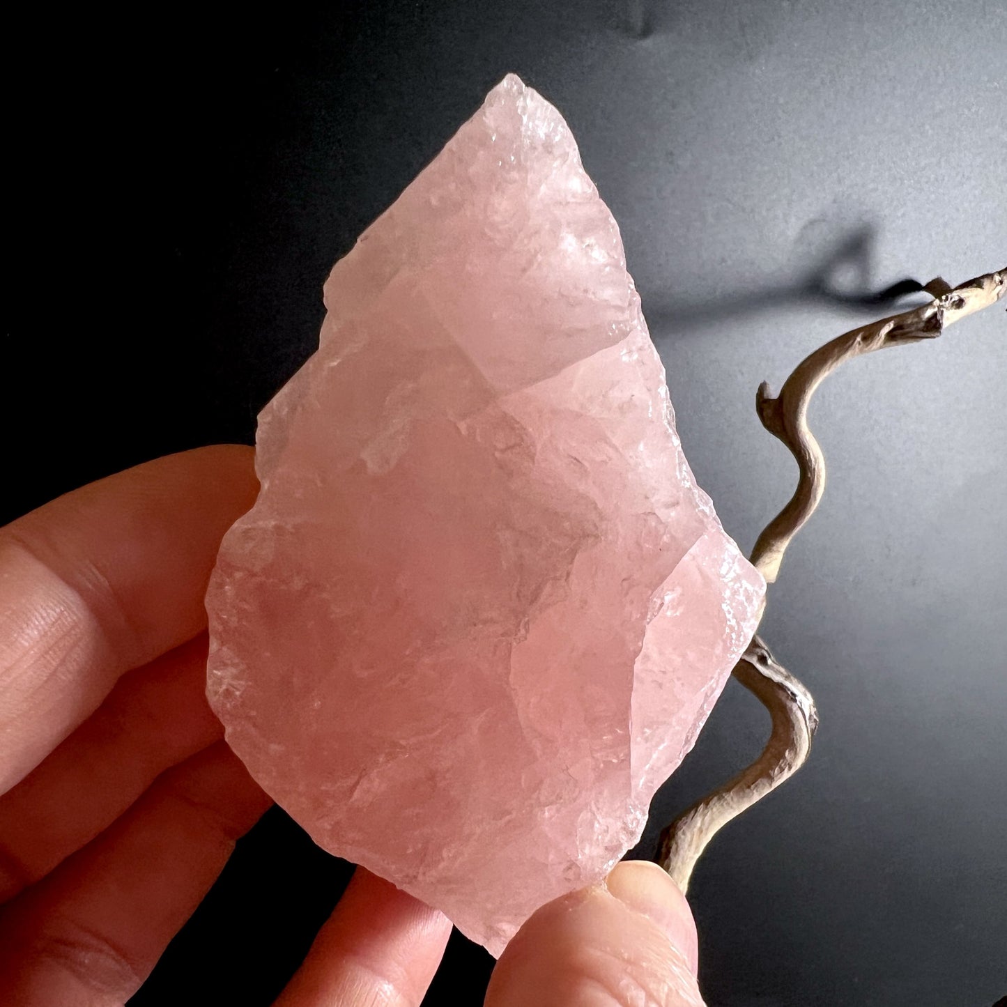 Unbehandelte Rosenquarz Rohsteine in intensivem Rosa als Geschenk oder Deko | Happy Minerals