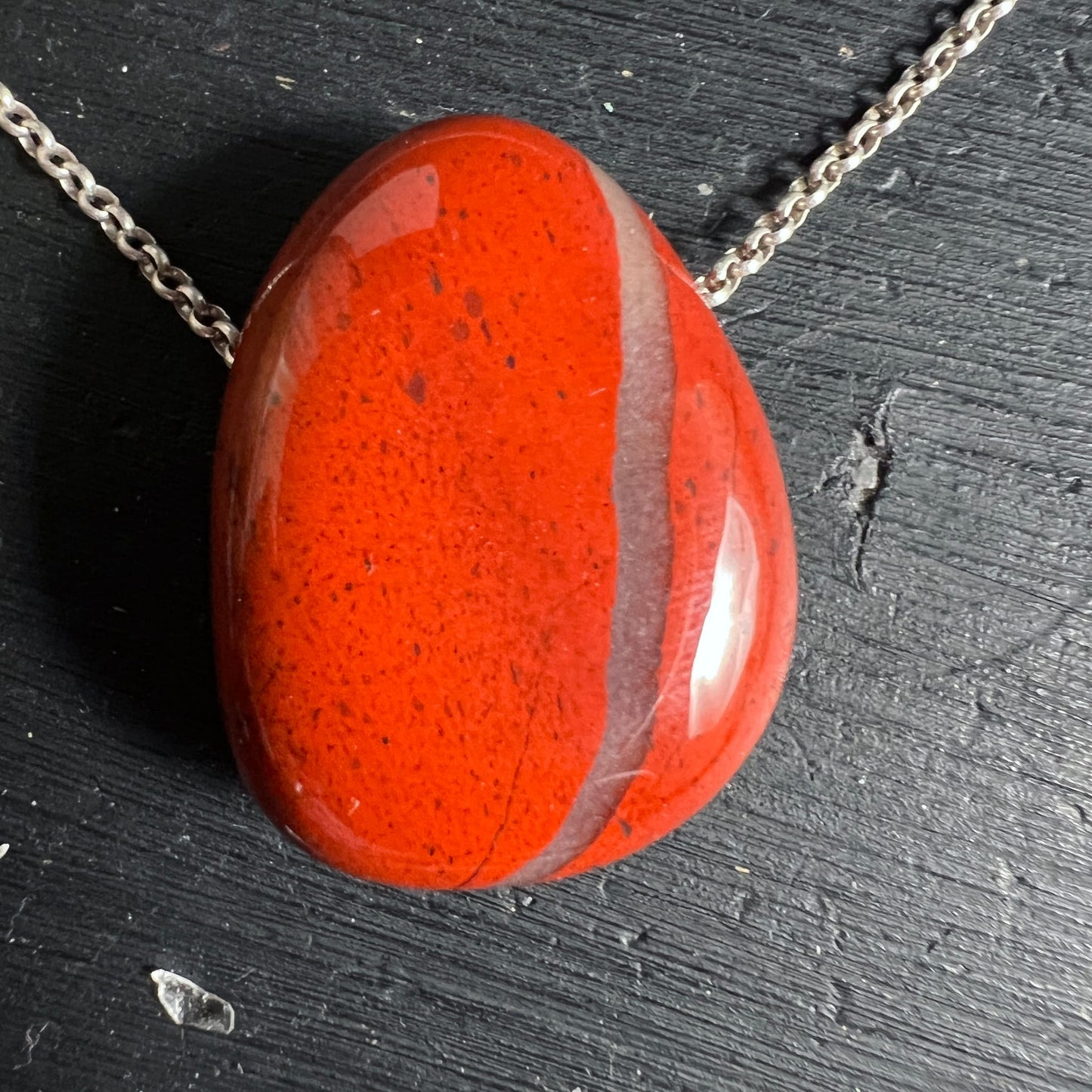 Roter Jaspis Anhaenger tropfenfoermig, kraeftig rot mit heller diagonaler Ader und dunklen Sprenkeln, poliert | Happy Minerals