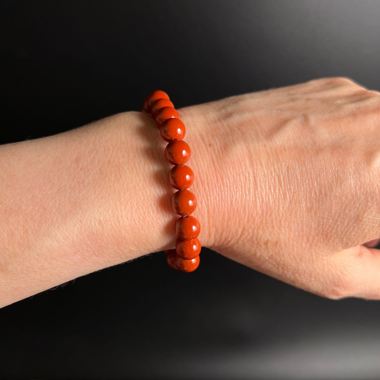 Roter Jaspis Namibia | großes Armband am Handgelenk getragen | warmes Orangerot | Happy Minerals