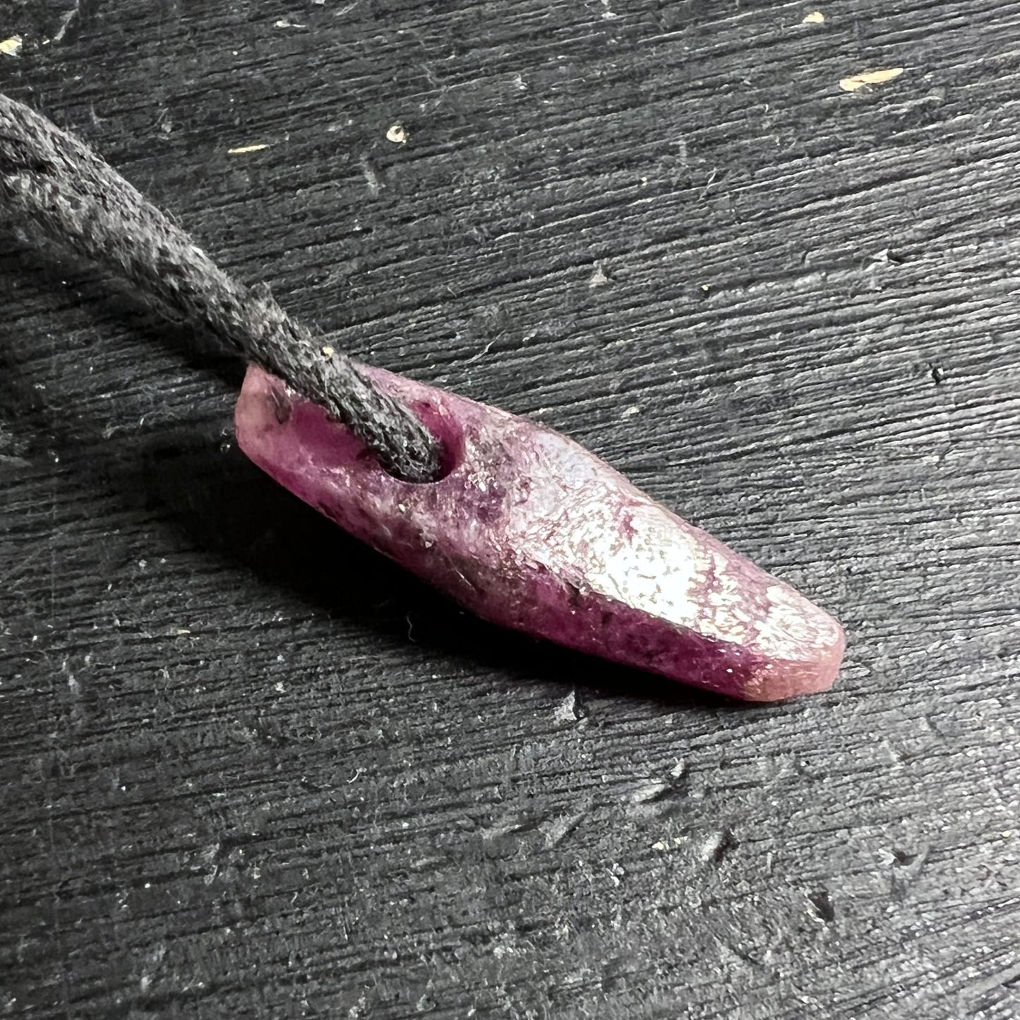 Rubin Rohstein Detail | weiße Einschlüsse | tiefes Pink | rustikale Textur | Mali | Happy Minerals