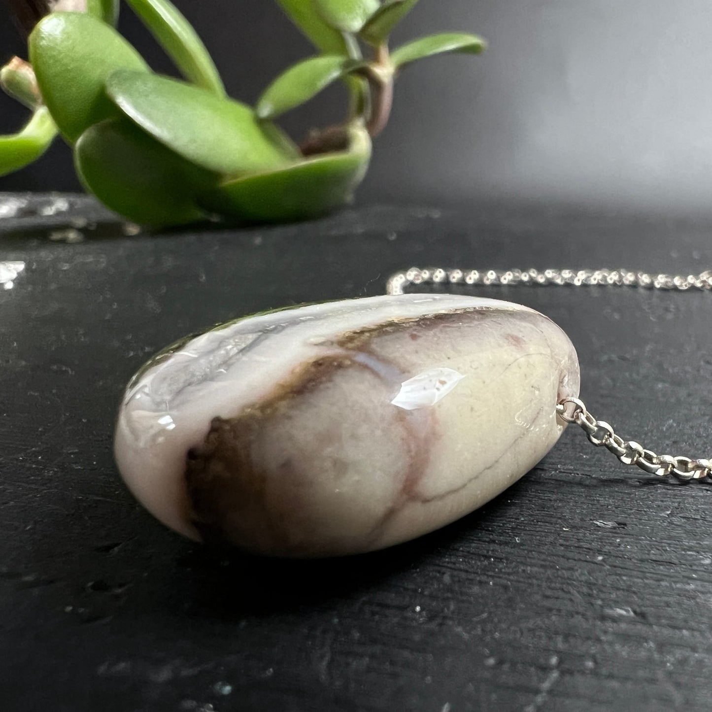 Sardonyx Anhänger, oval-poliert, cremigweiss mit rotbraunen und dunkelbraunen Schlieren, Hochglanz | Happy Minerals