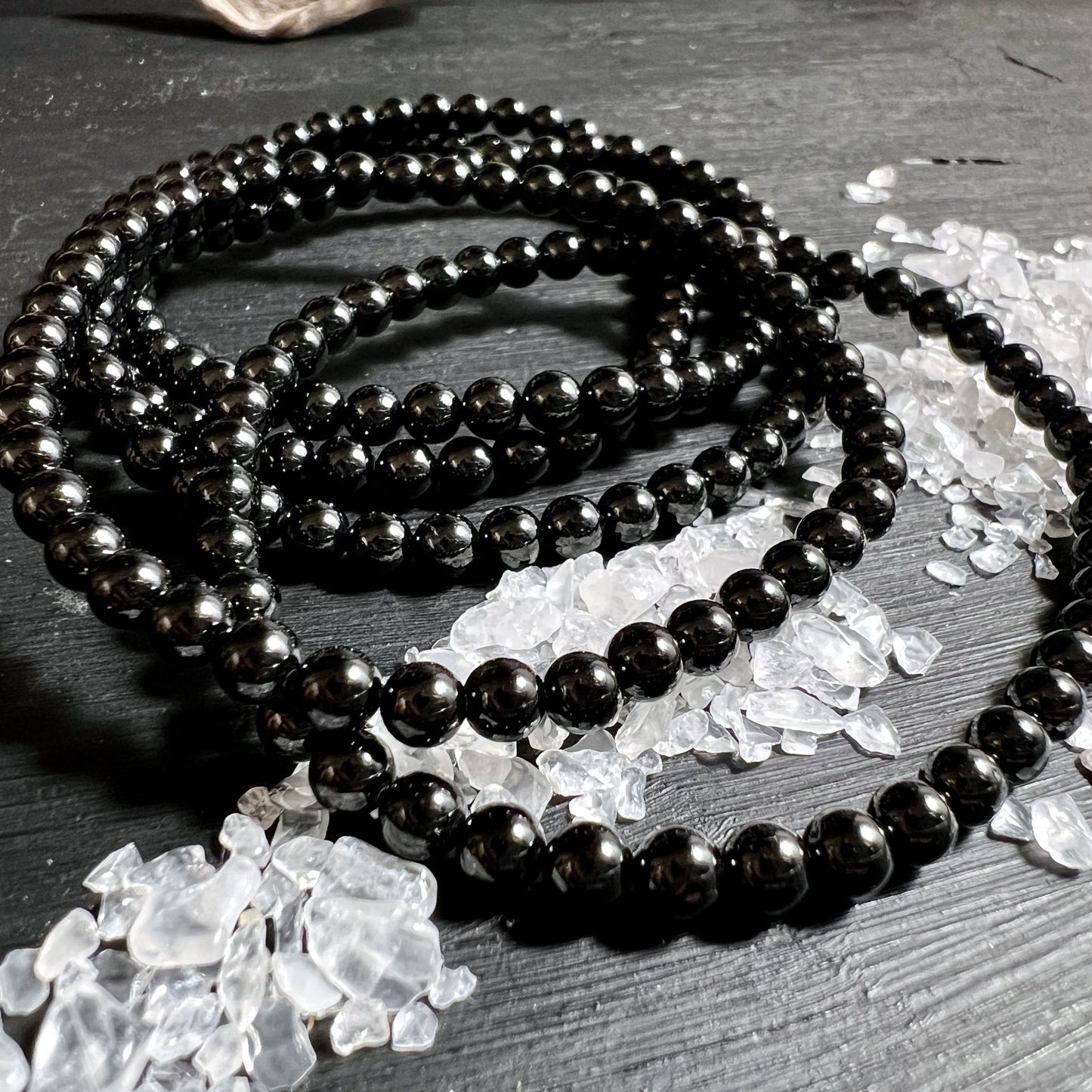 Schwarzes Turmalin Armband mit feinen 3–4mm Perlen, zart und elegant | Happy Minerals